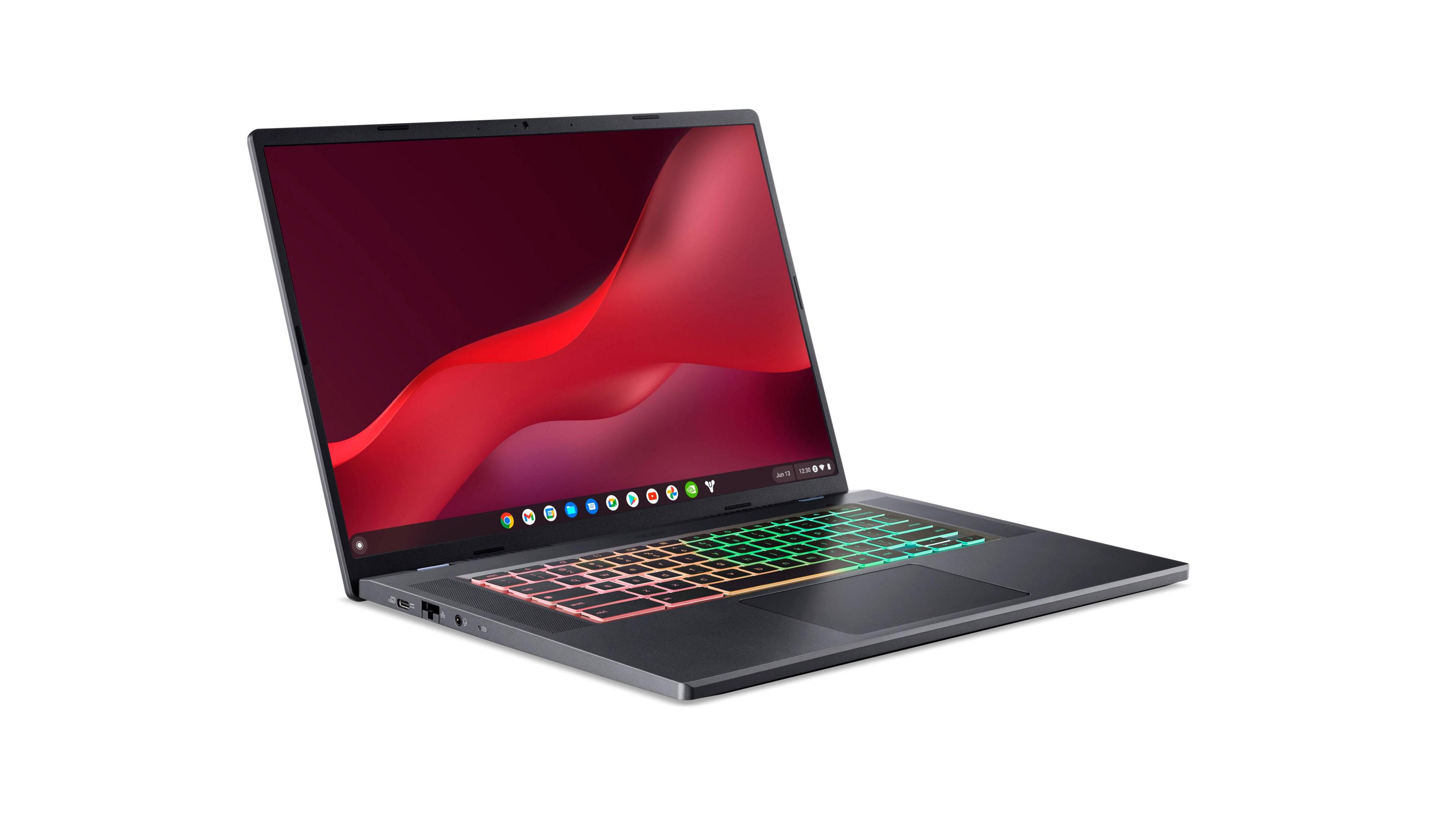 Ein Laptop mit dunkelgrauem Gehäuse, geöffnet, um eine rot-orangefarbene Tastatur und einen Bildschirm zu zeigen.