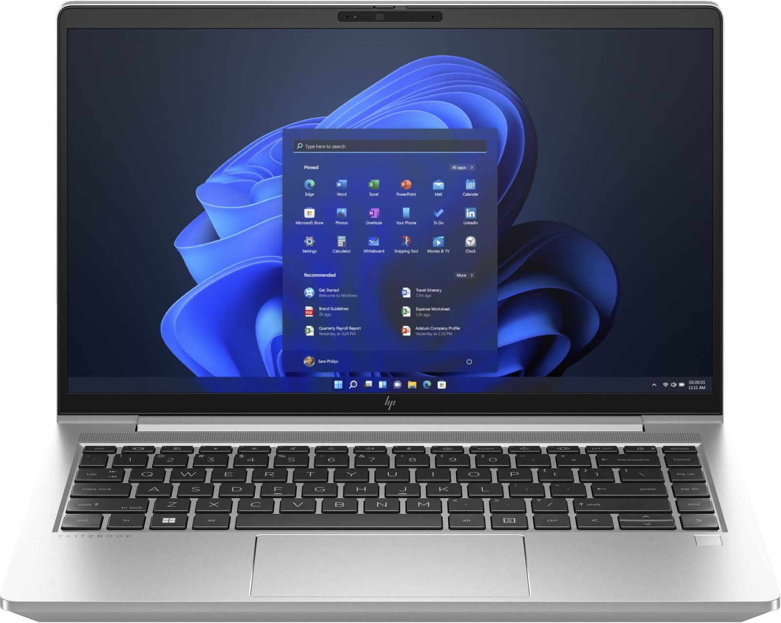 Laptop argentato con interfaccia Windows 11. Sfondo bianco. Laptop aperto.