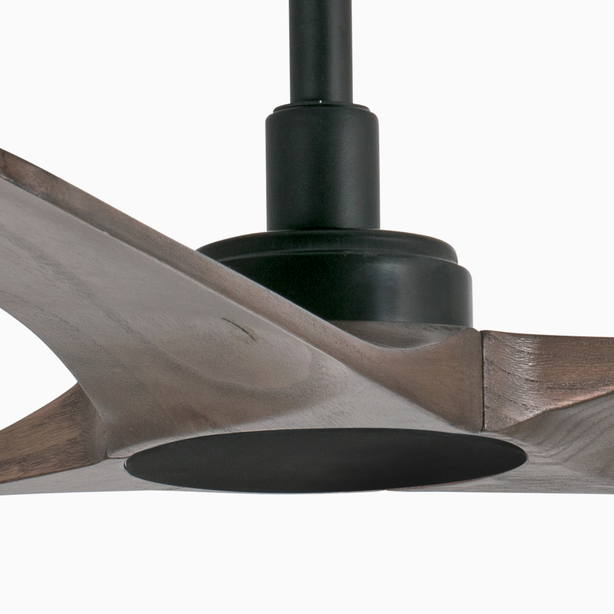 Nahaufnahme eines Deckenventilators mit Holzflügeln und einem schwarzen Motor. Der Ventilator steht vor weißem Hintergrund.