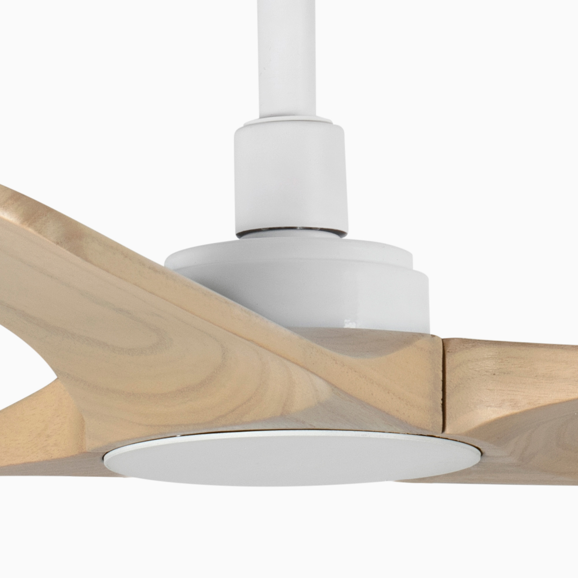 Deckenventilator. Weißer Motor mit Holzflügeln. Helle Holzflügel mit weißem Motor.