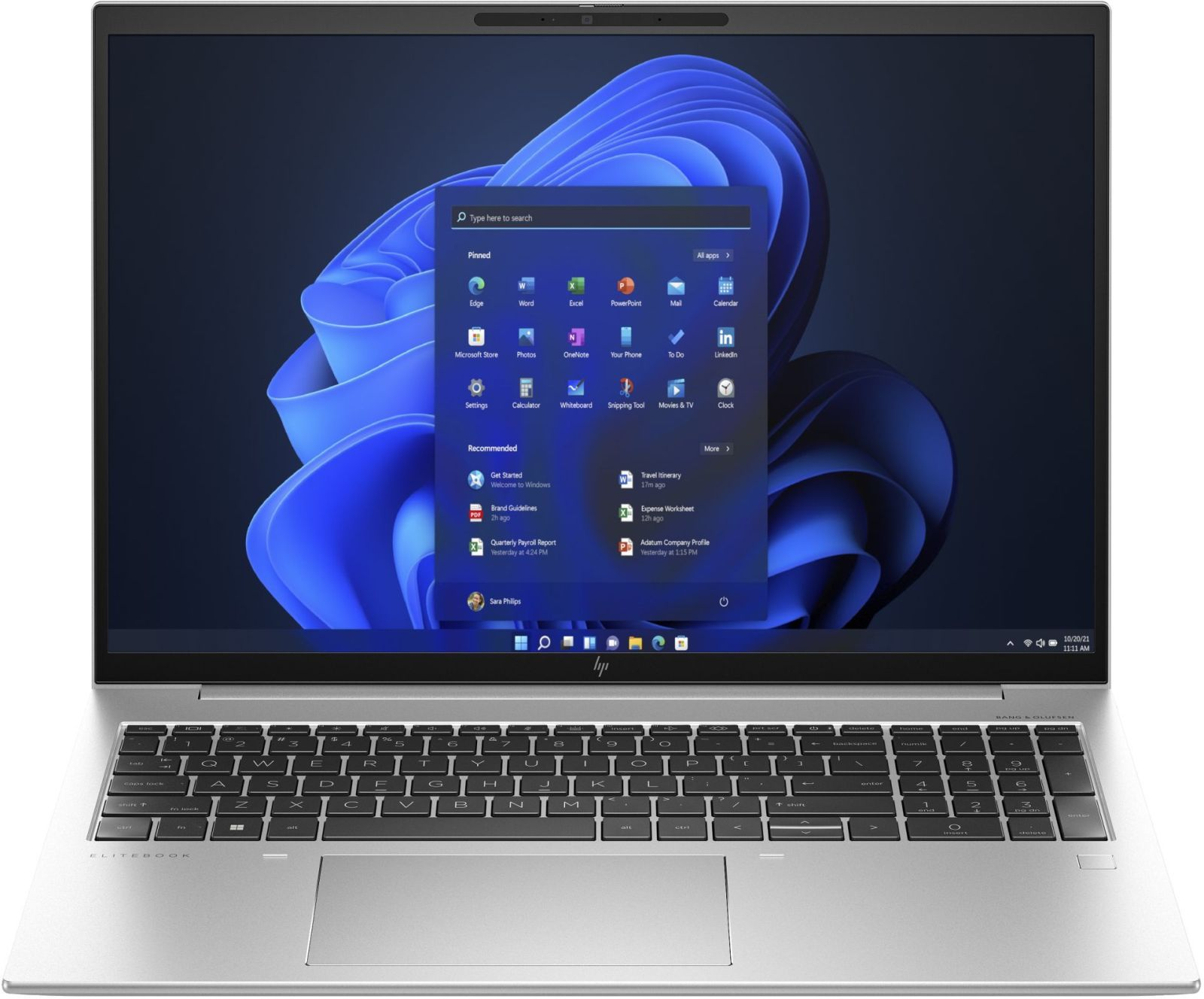 Laptop mit Windows 11 Oberfläche auf einem Schreibtisch.