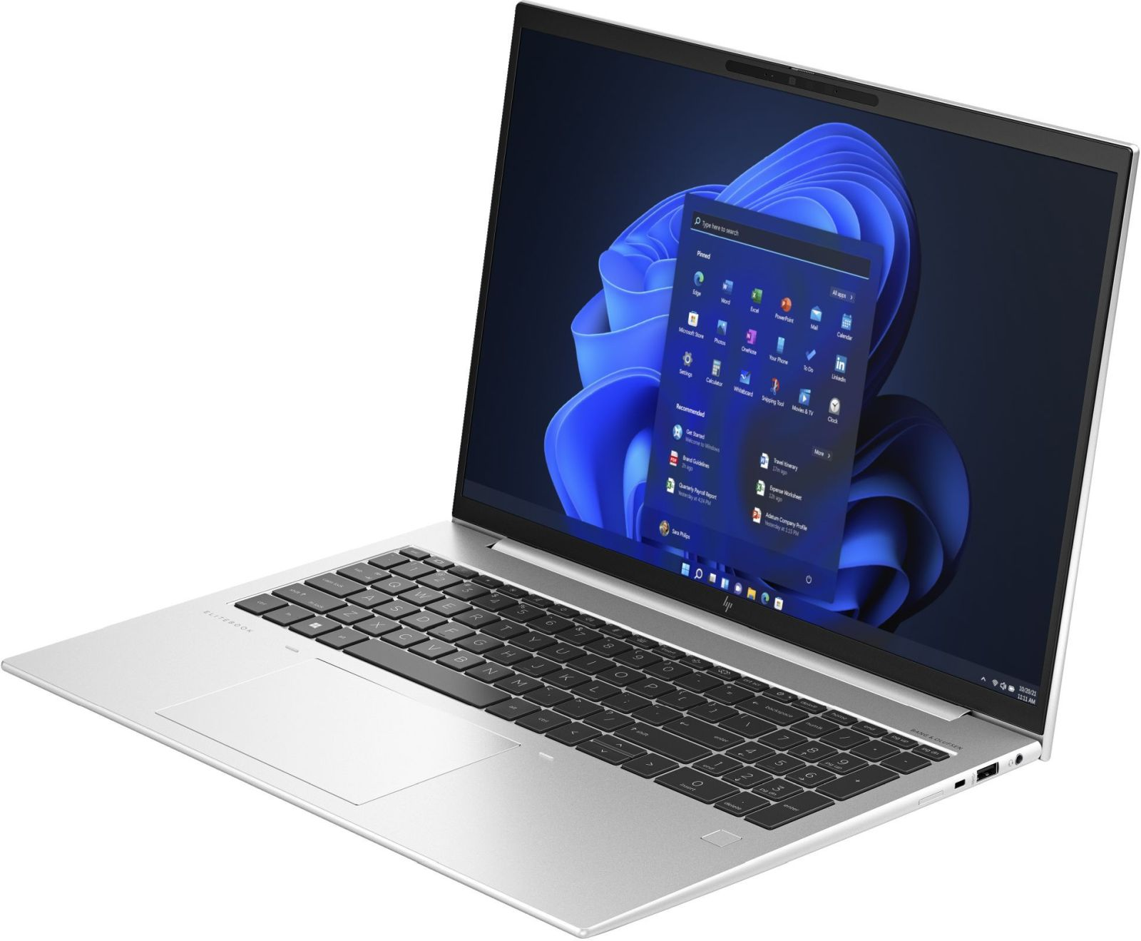 Silberner Laptop geöffnet, zeigt Windows-Startmenü, auf weißer Oberfläche.