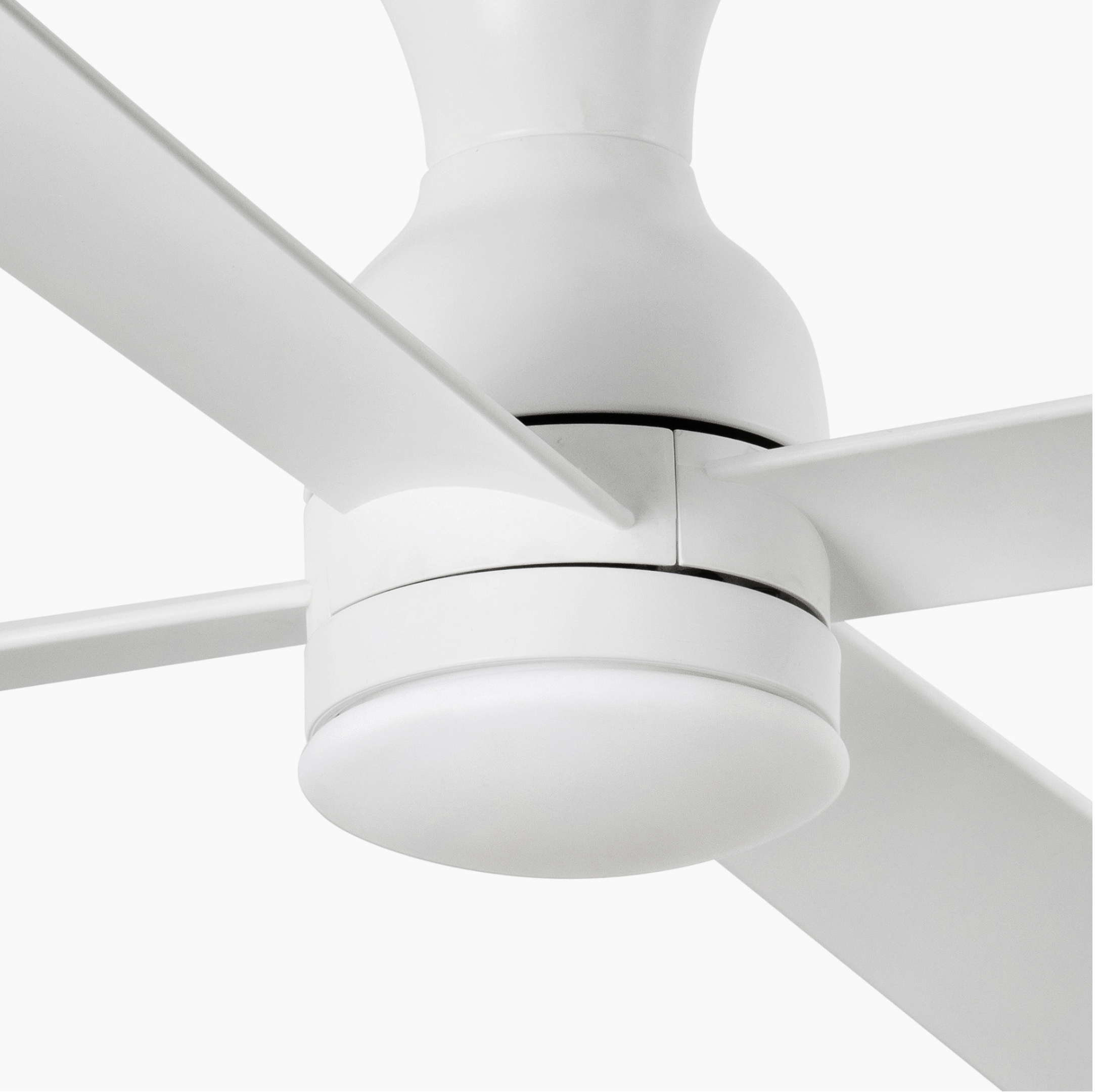 Primo piano di un ventilatore da soffitto bianco con quattro pale, luce circolare e sfondo bianco.
