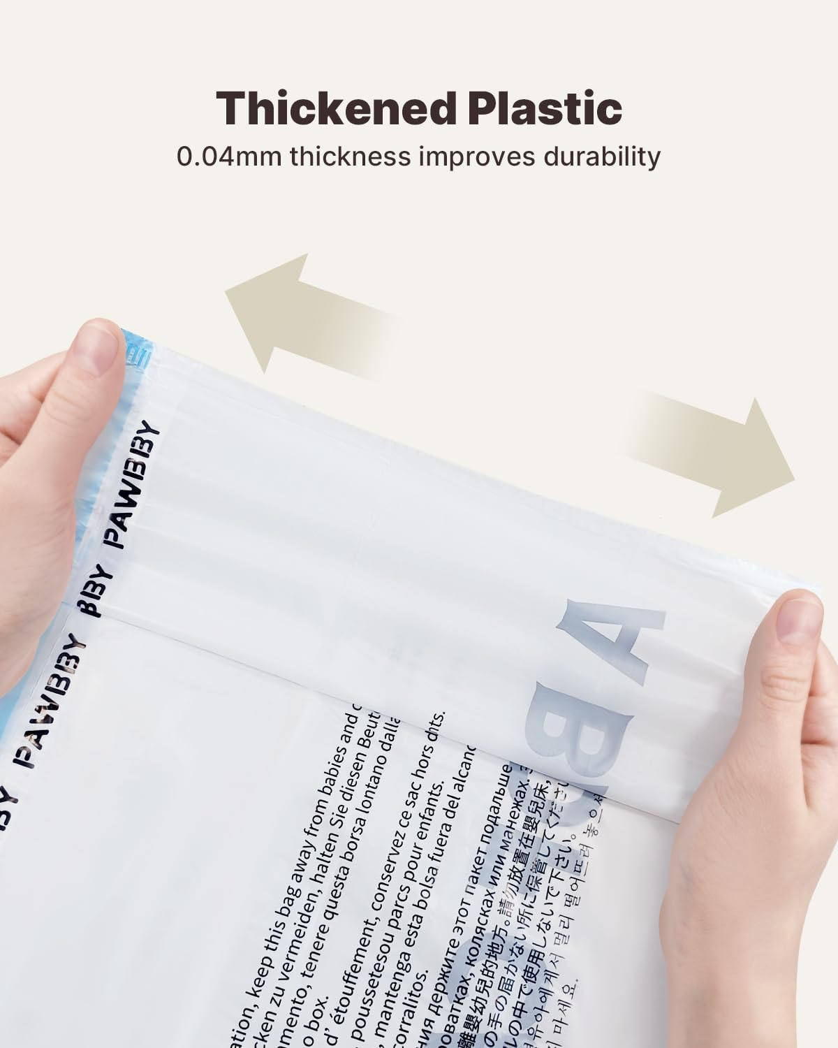Hände halten eine transparente Plastiktüte. Text: Verdickter Kunststoff, 0,04 mm Dicke verbessert die Haltbarkeit.