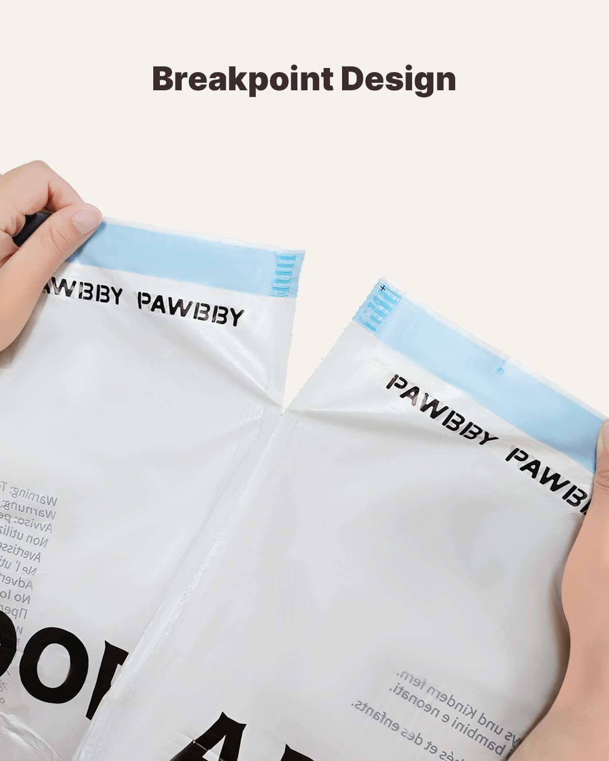 Zwei durchsichtige Plastiktüten werden auseinandergezogen, mit den Wörtern PAWBBY PAWBBY darauf gedruckt.