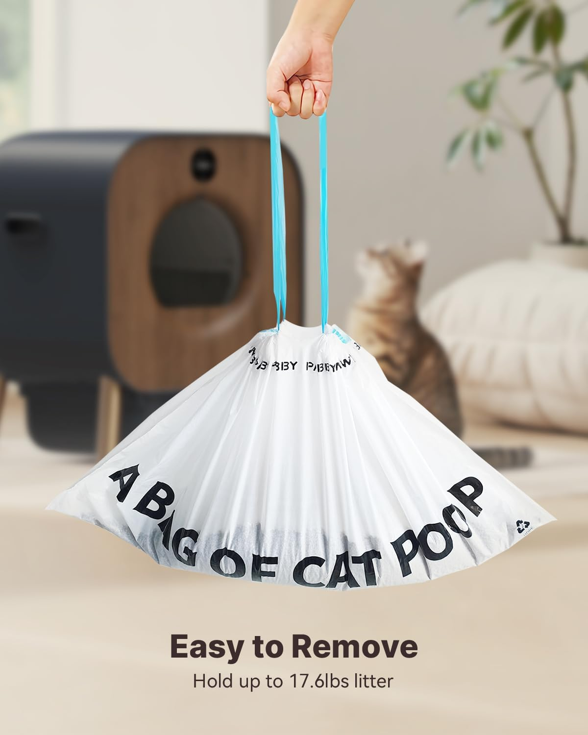 Eine weiße Tüte mit Katzenkot, die von einer Hand gehalten wird. Der Text lautet „Eine Tüte Katzenkot“. Eine Katze und eine Katzentoilette sind verschwommen.