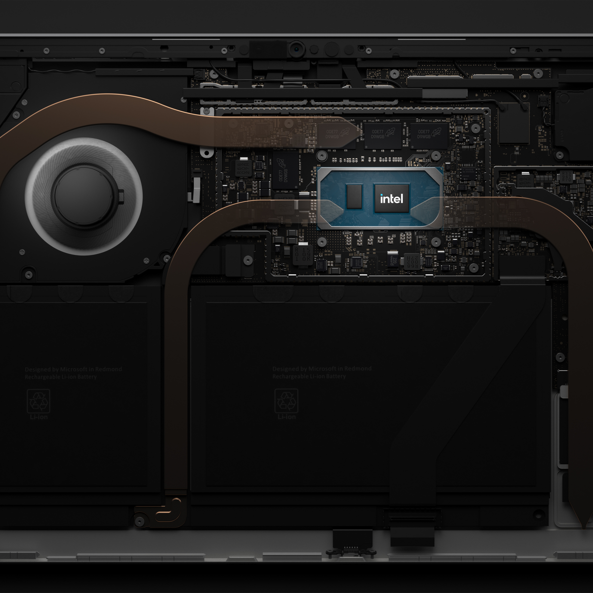 Laptop-Innenansicht mit Intel-Chip, Heatpipes und Akku, die inneren Komponenten zeigend.