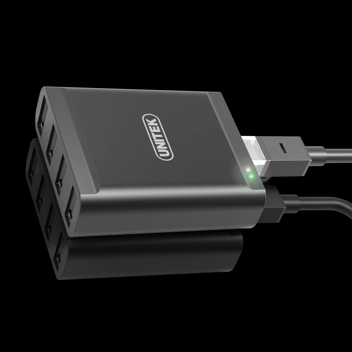 Stazione di ricarica UNITEK nera con più porte USB e un cavo USB, su una superficie nera.