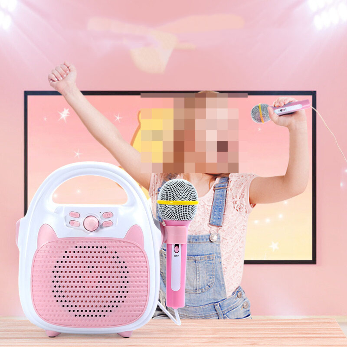 Ein Mädchen mit einem Mikrofon und einer Karaoke-Maschine. Das Mädchen singt vor einem verschwommenen Hintergrund.