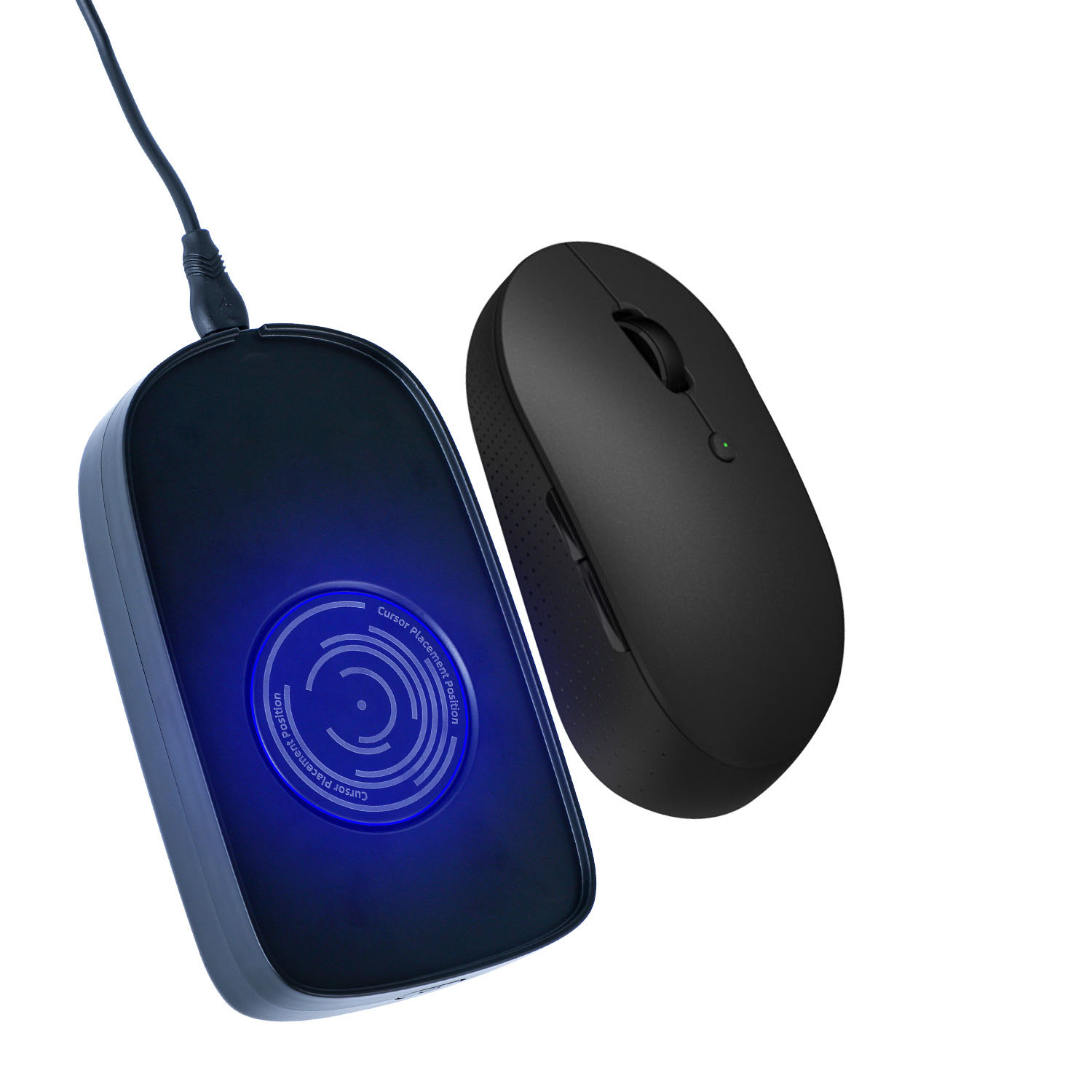 Schwarze Maus und Ladepad. Das Pad hat ein blaues Licht.