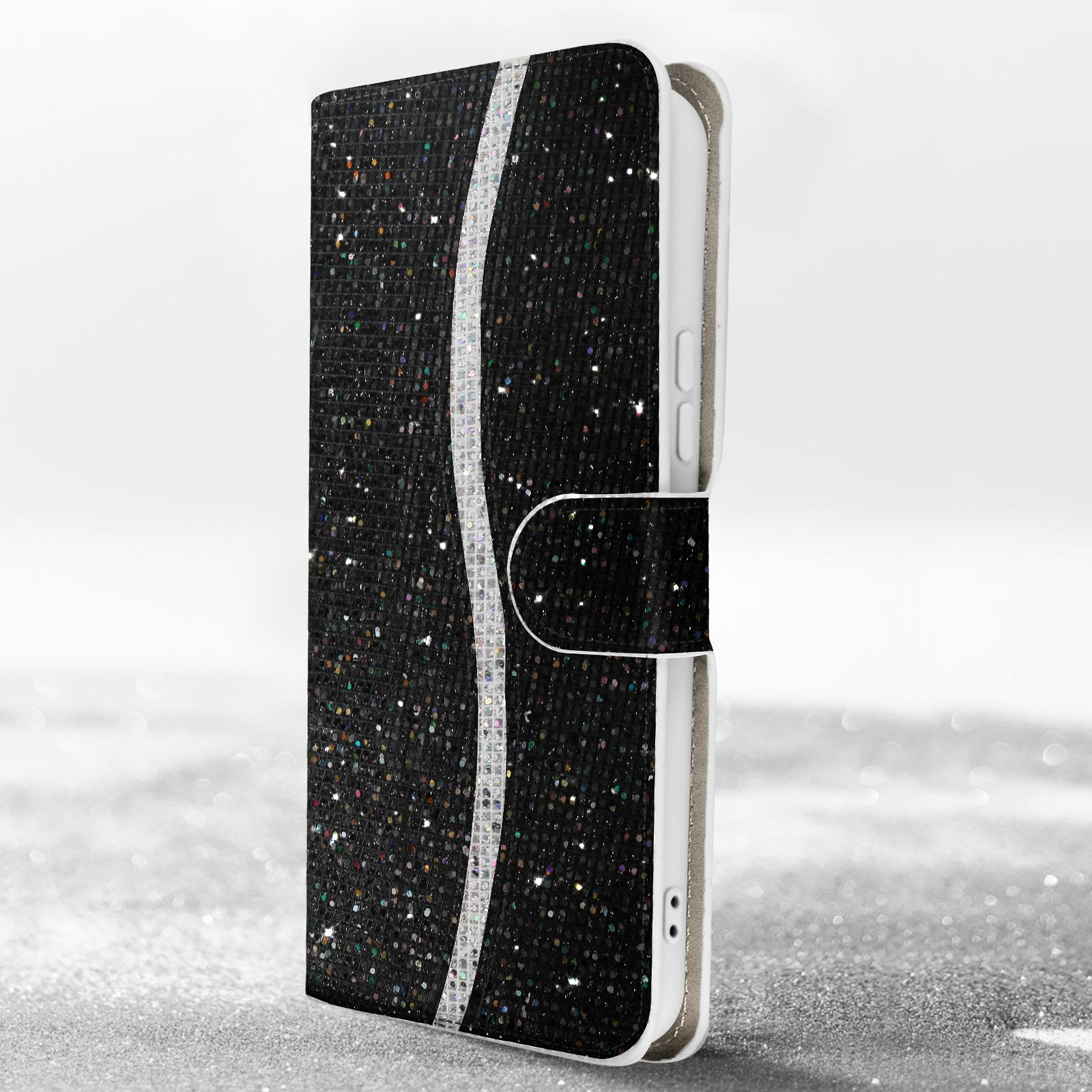 Una custodia per telefono nera e glitterata con una striscia argentata. Sfondo bianco.
