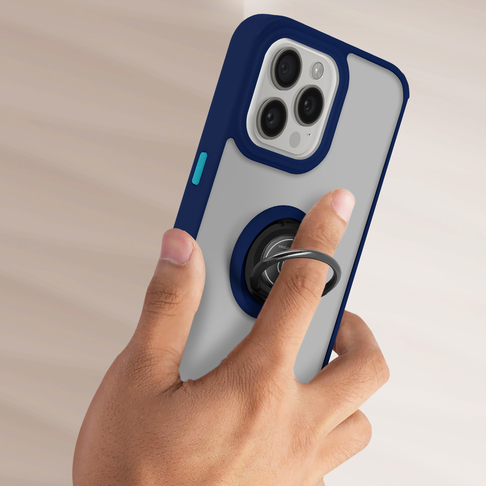 Mano che tiene una custodia per telefono con impugnatura ad anello. La custodia è blu e grigia. Il telefono non è visibile.
