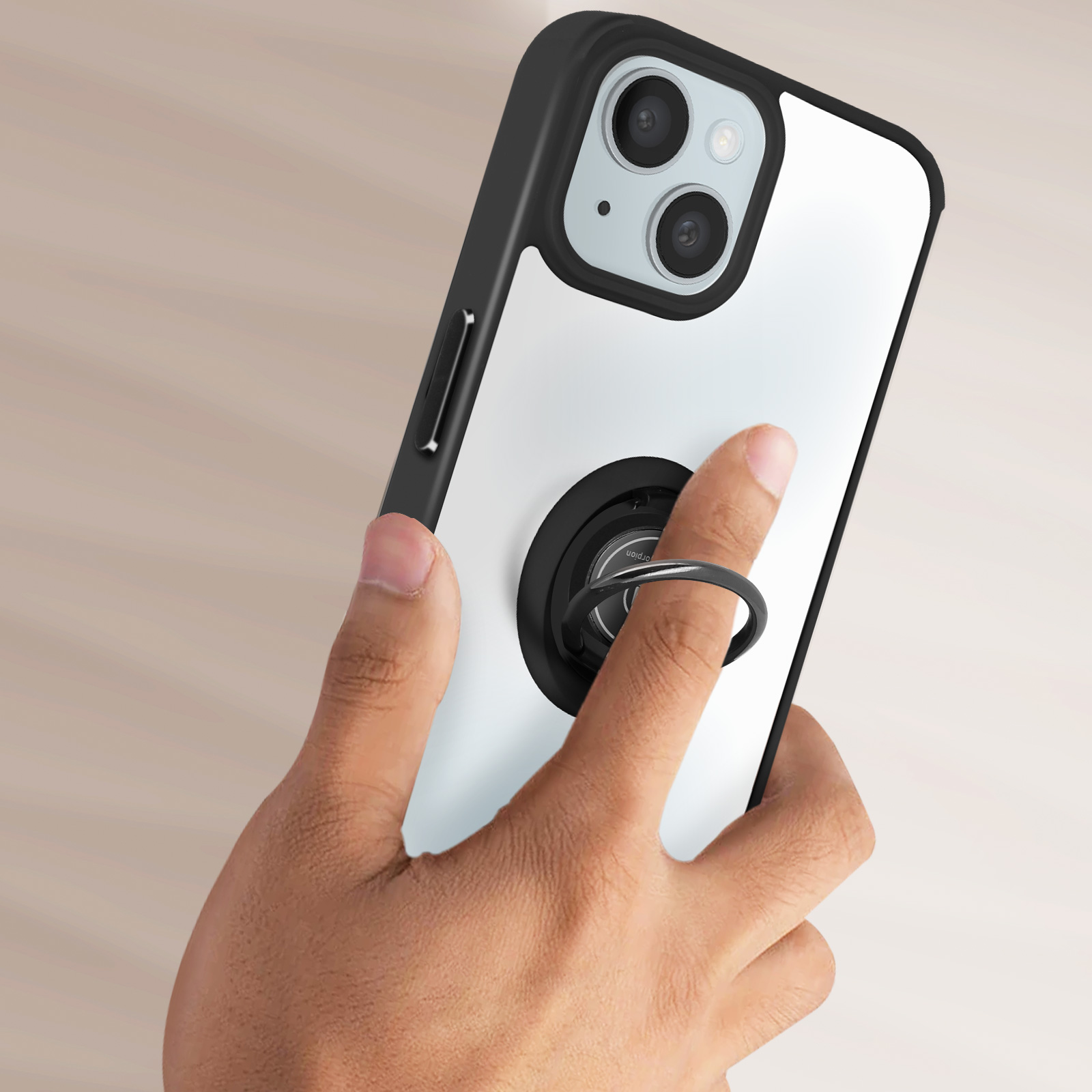 Una mano che tiene un telefono con custodia nera e supporto ad anello, prospettiva angolata.