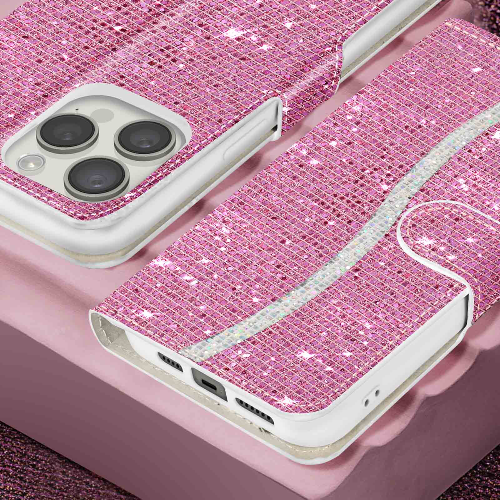Una custodia per telefono rosa glitterata con telefono, striscia di strass e fori per la fotocamera.