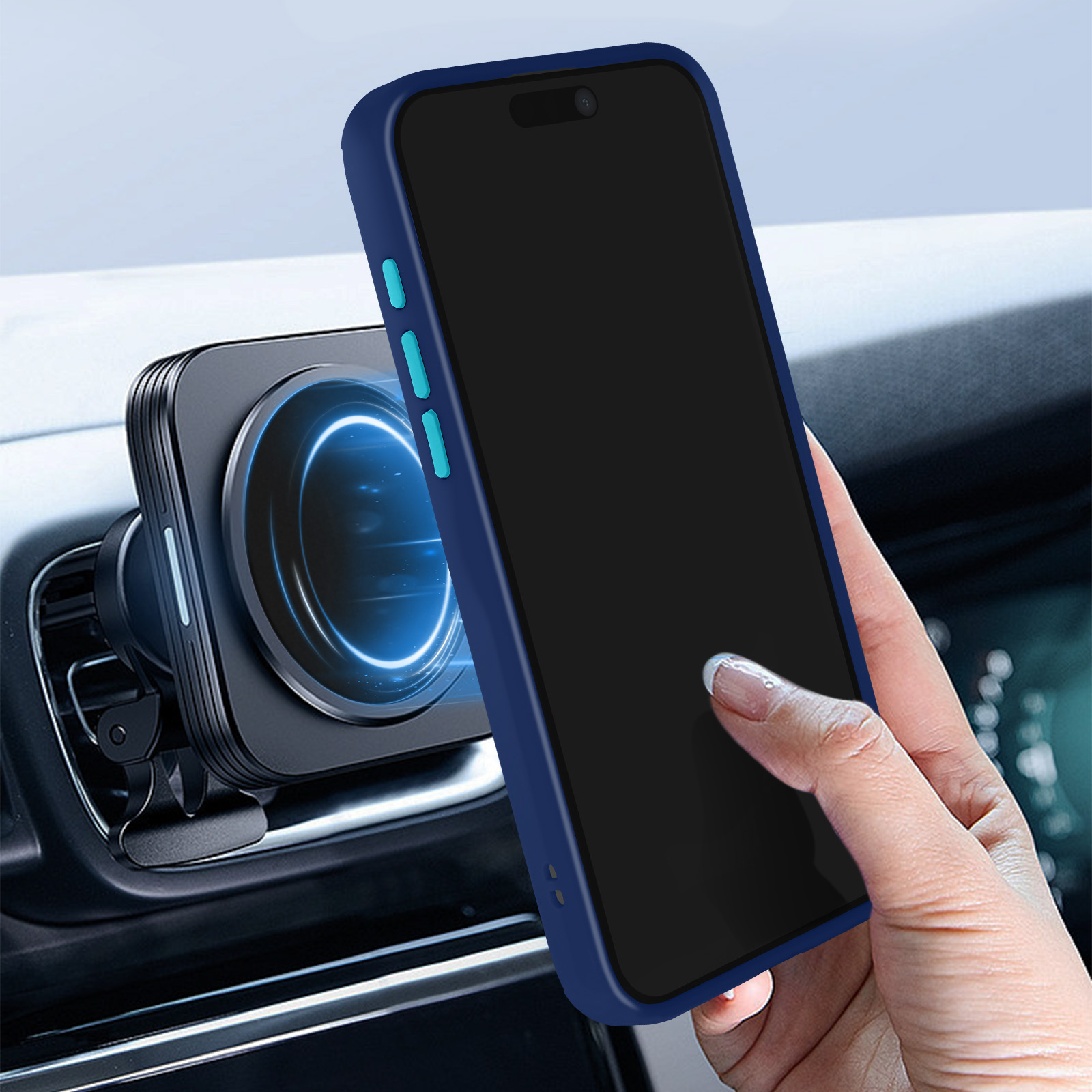 Una mano che tiene uno smartphone in una custodia blu attaccato a un supporto per bocchetta dell'auto. Lo schermo è nero.