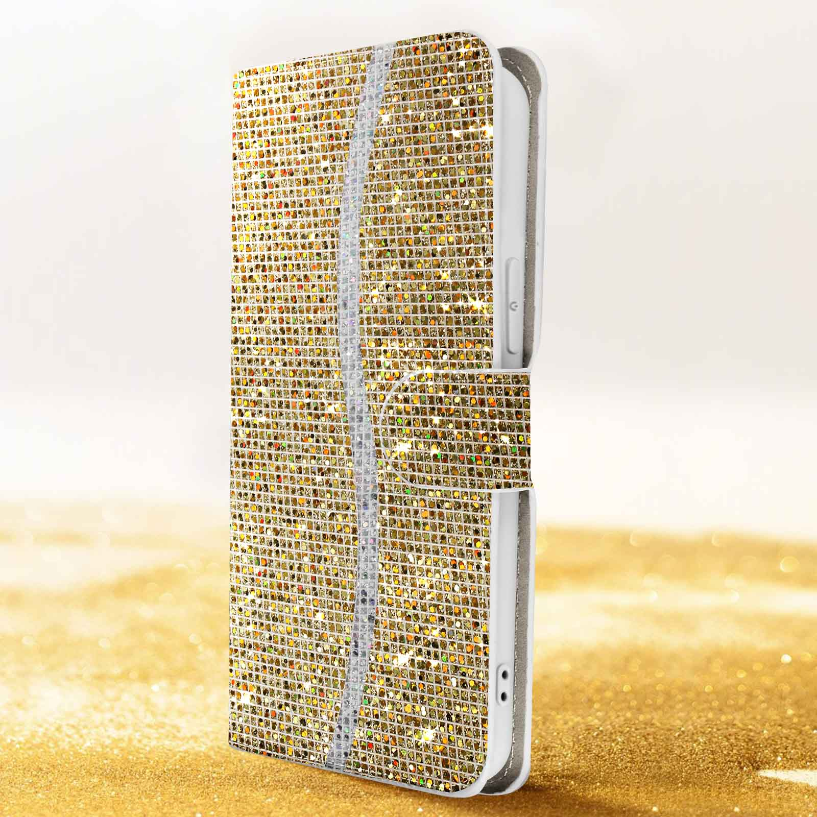 Eine goldene, glänzende Handyhülle mit quadratischem Mosaikdesign, aufrecht stehend.