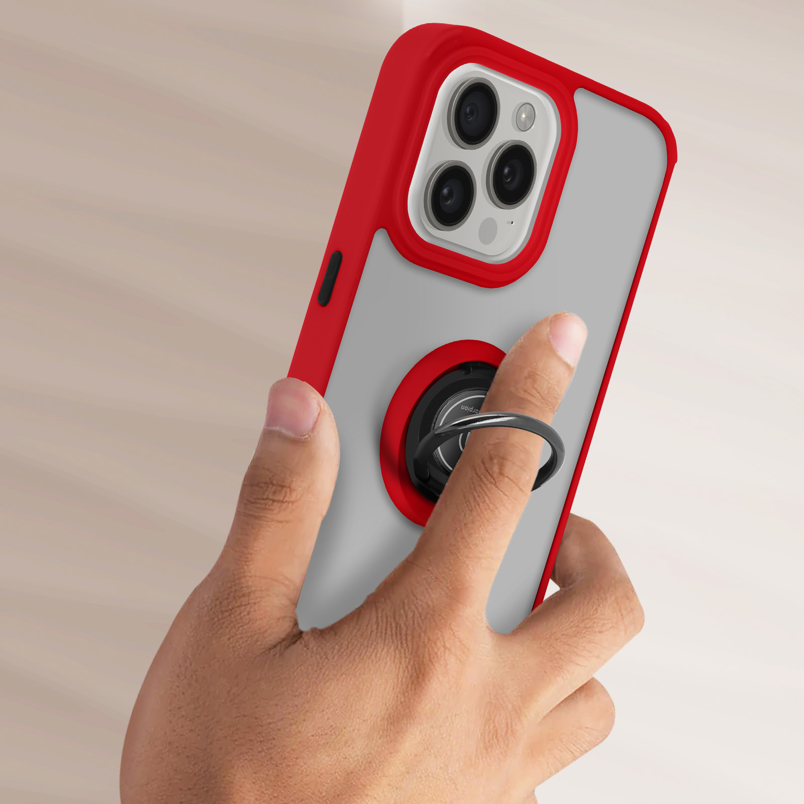 Mano che tiene un telefono rosso e grigio con un anello di supporto. Il telefono ha più fotocamere.