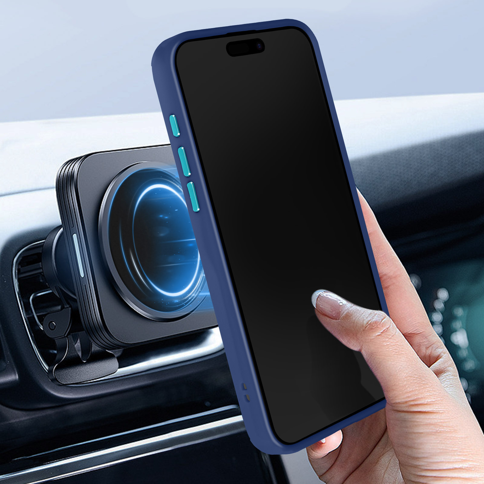 Téléphone dans un étui bleu fixé à un support de téléphone de voiture noir, tenu par une main.