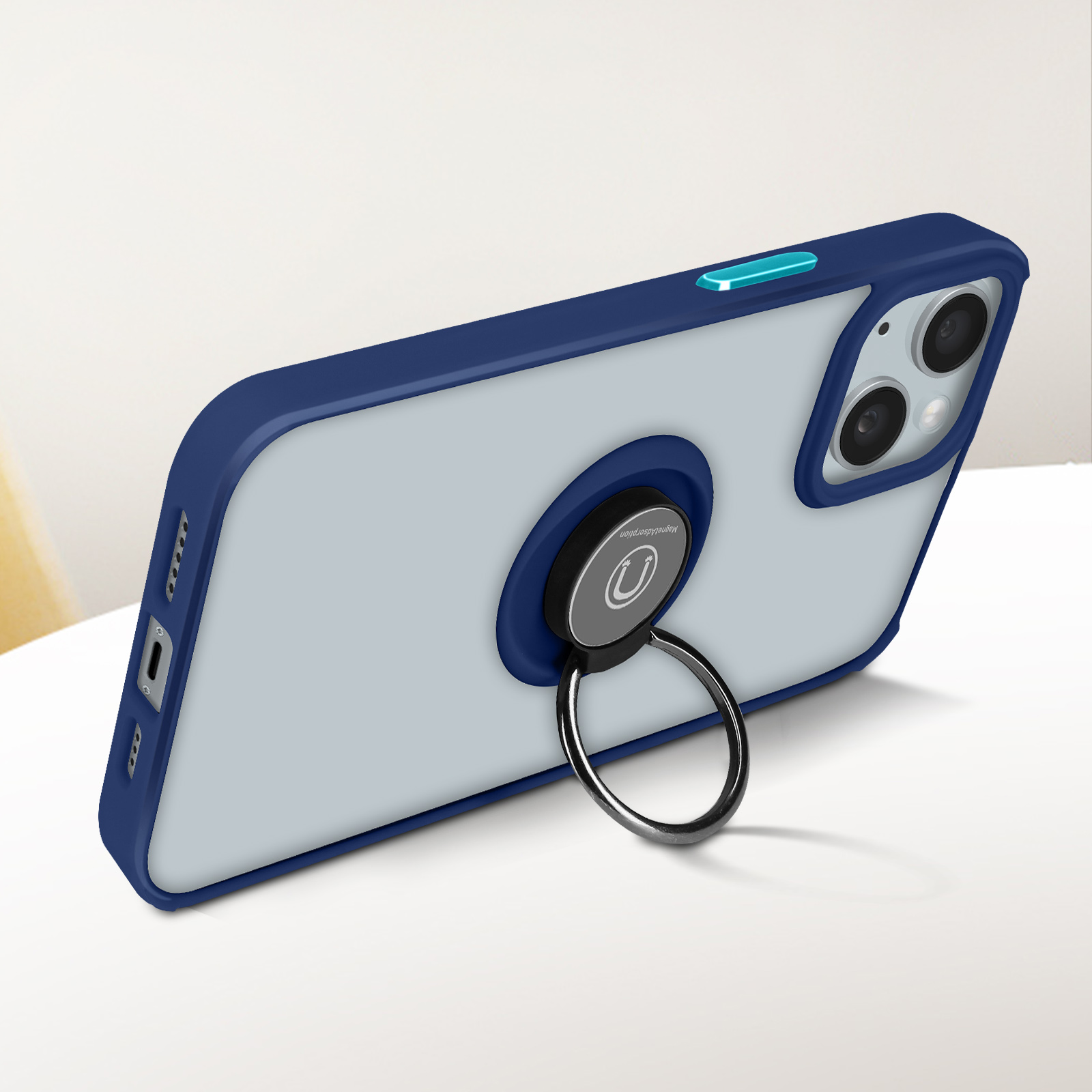Un téléphone avec un cadre bleu et un anneau de support argenté est sur une surface claire. Le dos est gris.