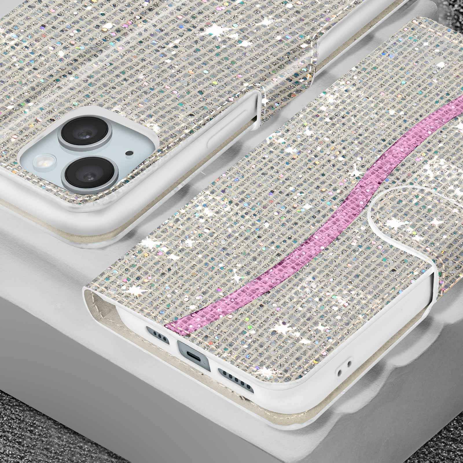 Primo piano di una custodia per telefono ricoperta di glitter. È visibile una striscia rosa.