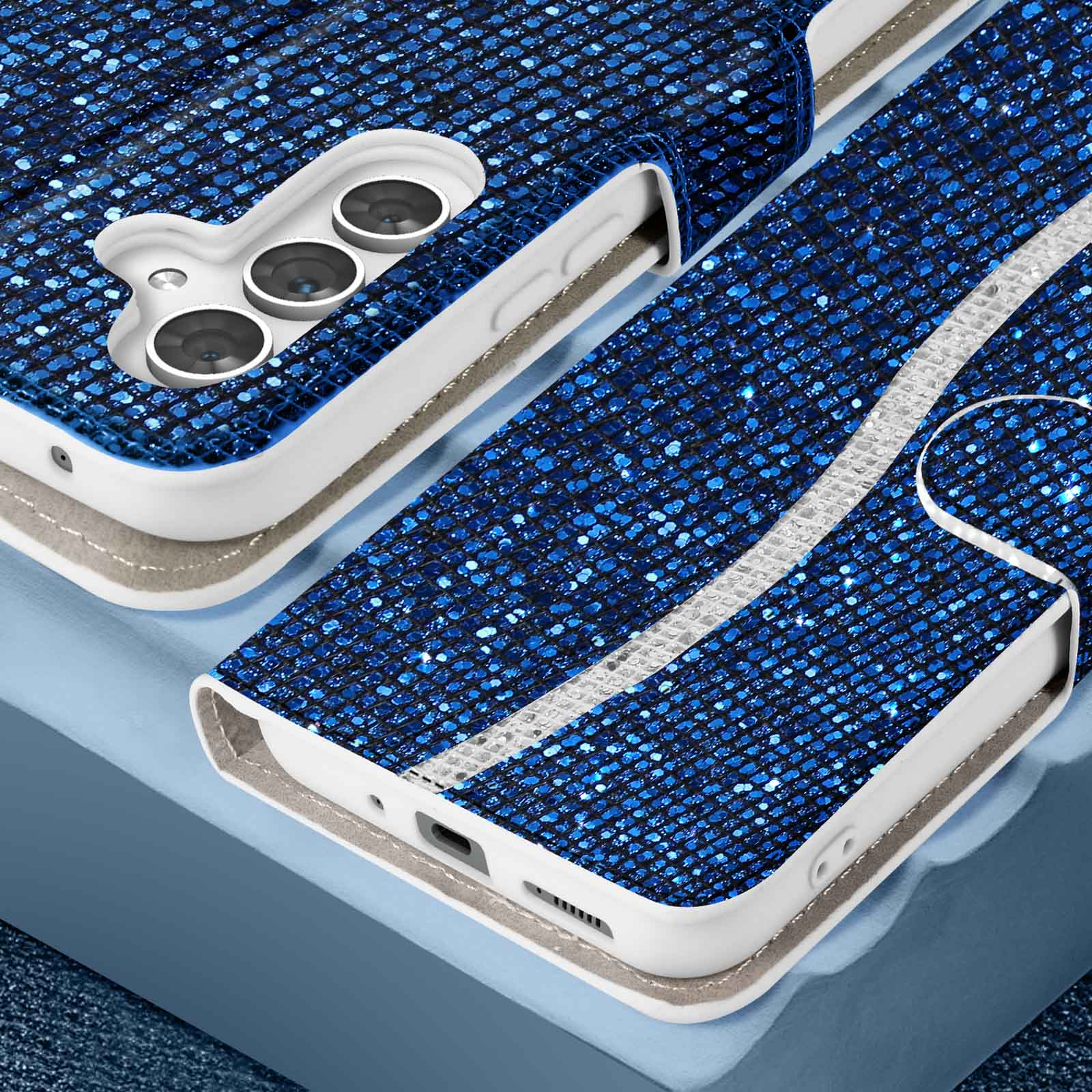 Custodia blu glitterata con dettagli della fotocamera e dei pulsanti. Sfondo bianco.