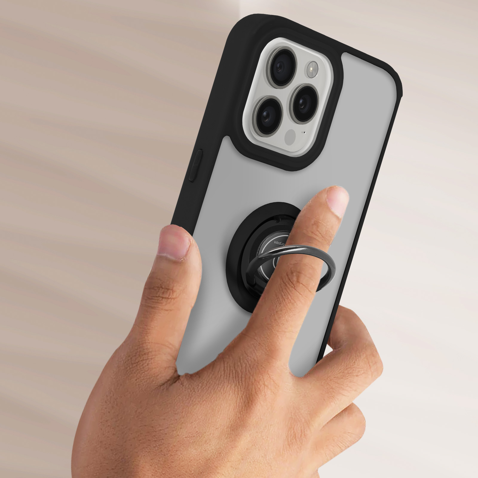 Mano che tiene un telefono con un portanello. Il telefono ha una custodia nera e grigia.