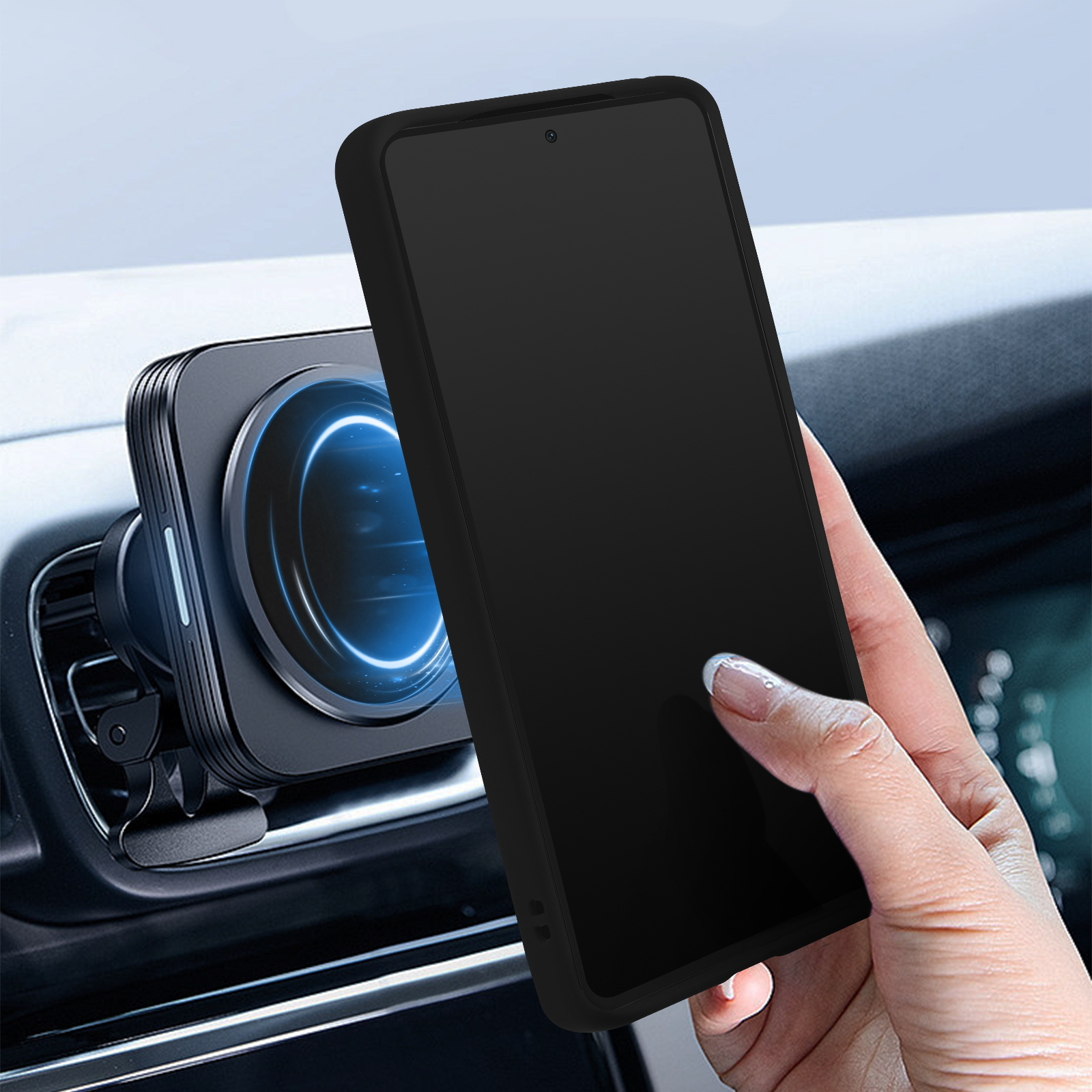 Mano che tiene un telefono nero vicino a un supporto per telefono per auto. Nero e argento.