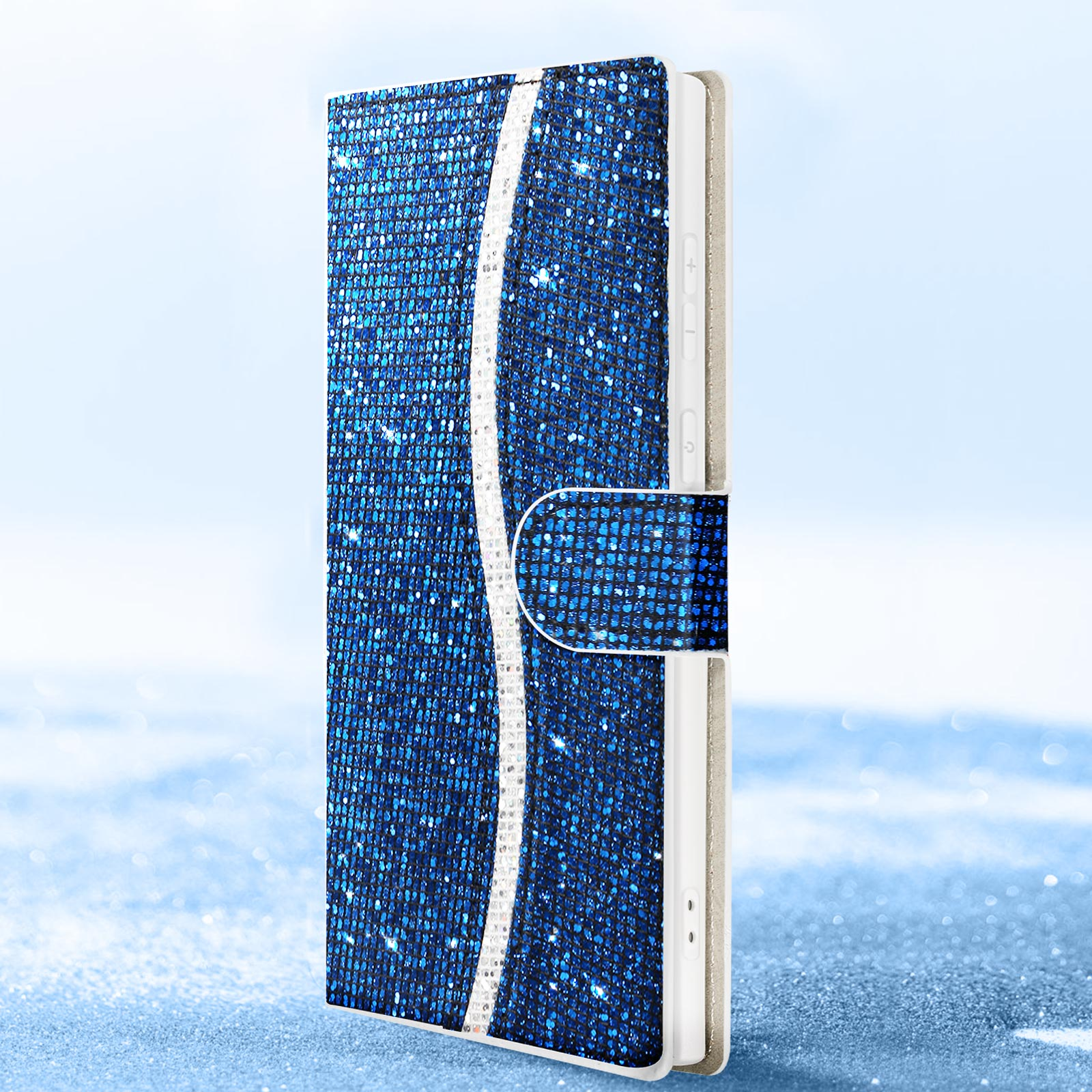 Custodia blu con un design a strisce bianche. Superficie blu scintillante e sfondo bianco.