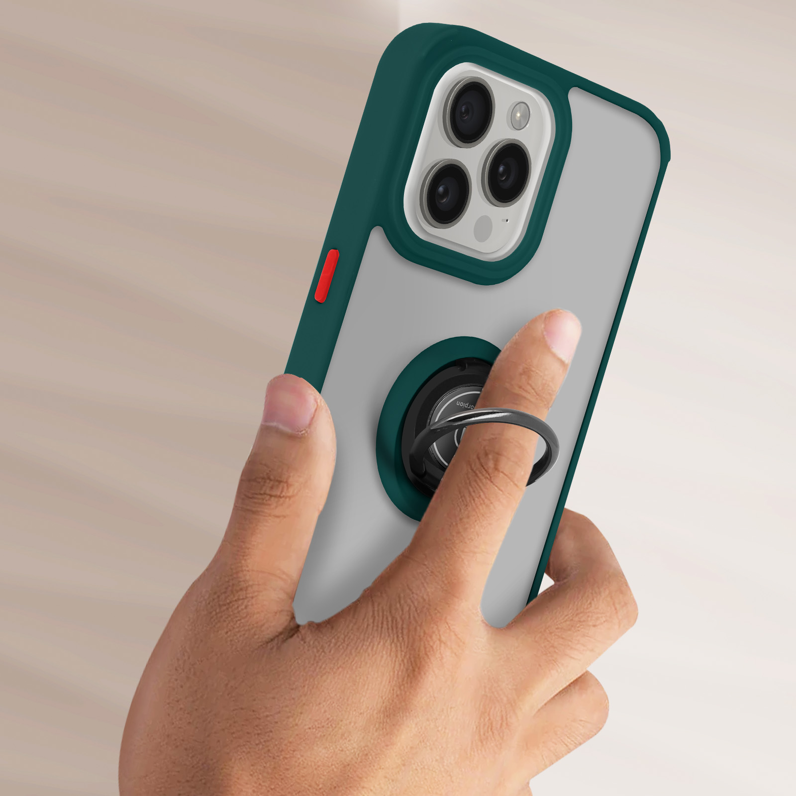 Mano che tiene un telefono con una custodia verde e grigia e un supporto ad anello nero, su sfondo neutro.