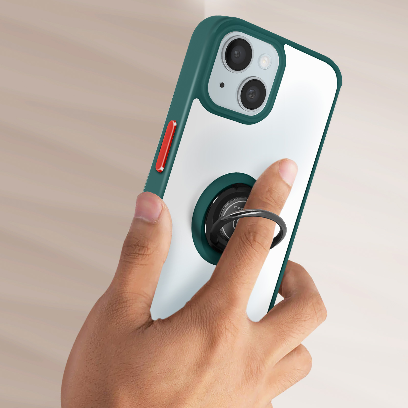 Mano che tiene una custodia per telefono con fotocamera e anello. Custodia verde e bianca, anello nero, sfondo beige.