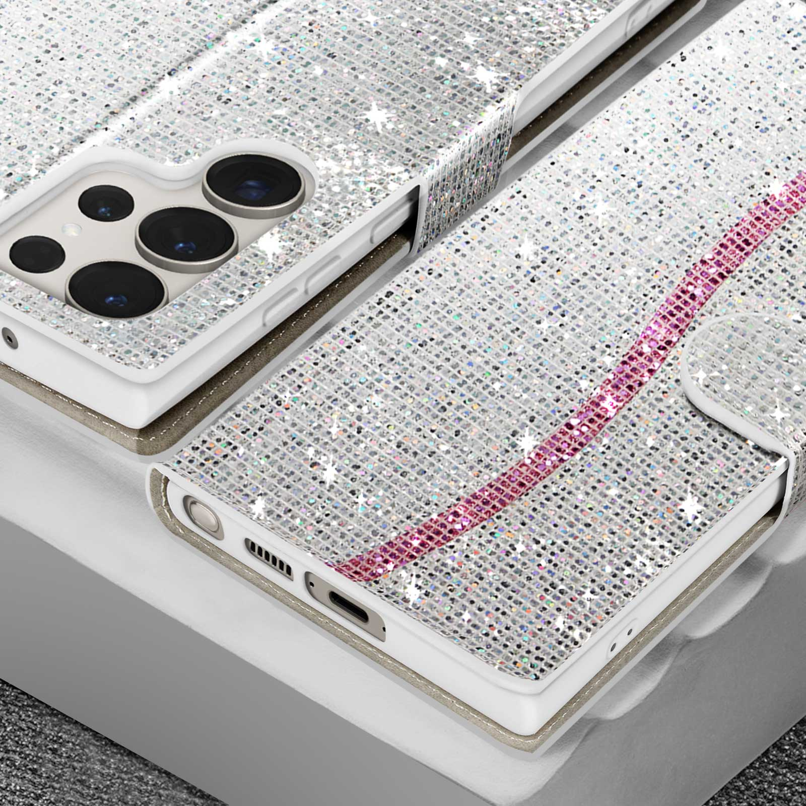 Primo piano di una custodia per telefono scintillante con cinturino rosa e telefono con fotocamere.