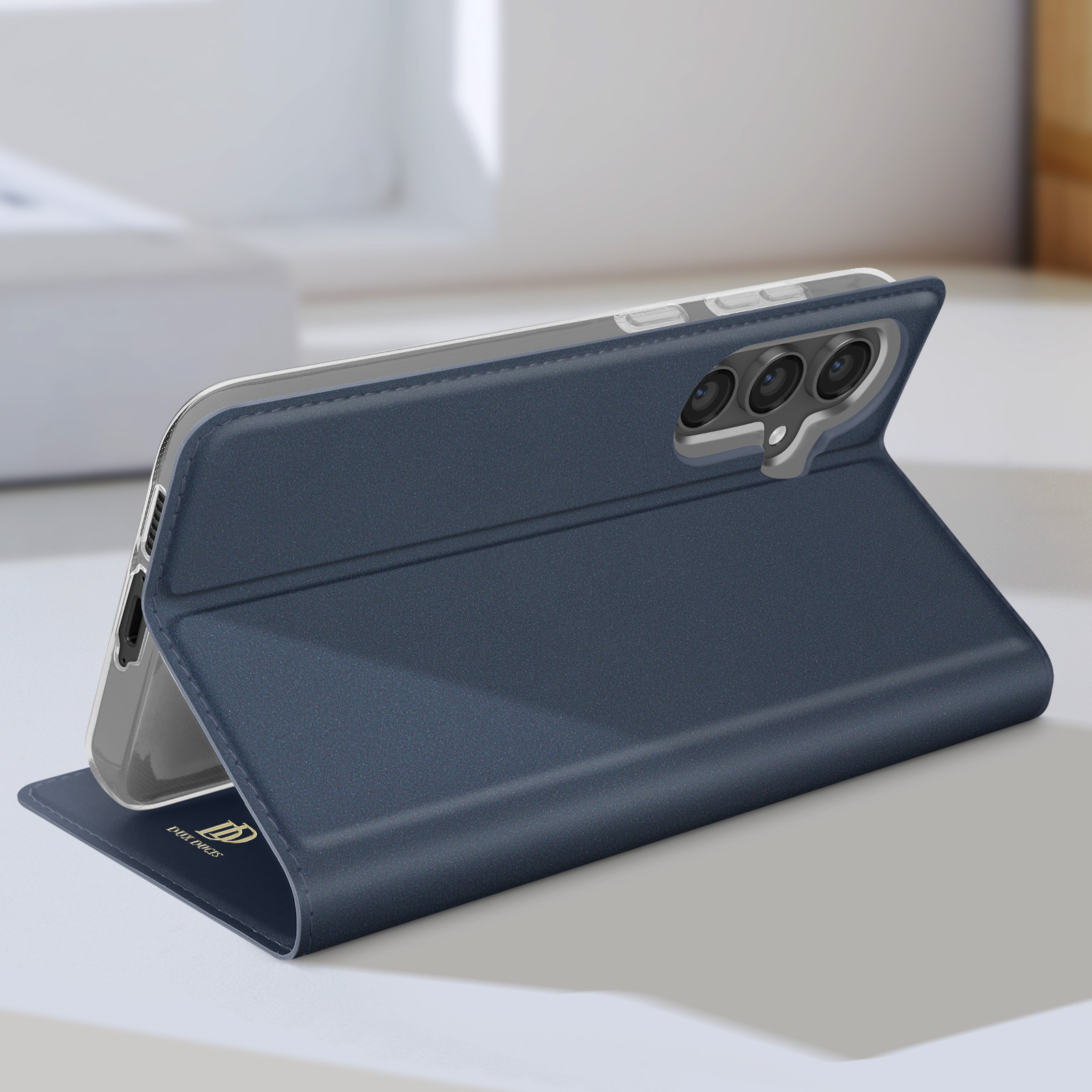 Eine blaue Leder-Handyhülle, offen, mit einem Telefon darin, das die Kamera zeigt.