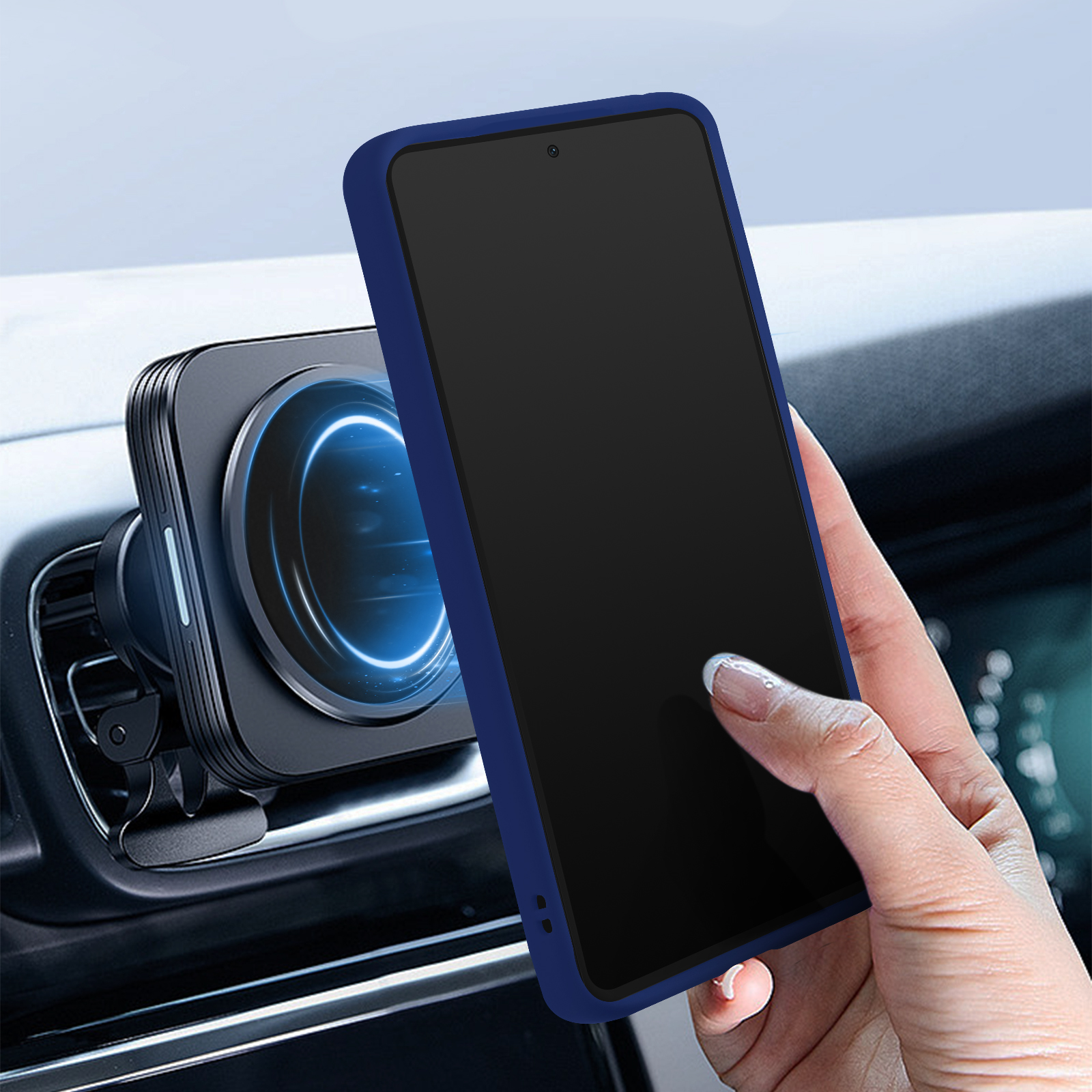 Een hand houdt een blauwe telefoon vast naast een ventilatiesteun voor de auto met een telefoon bevestigd.