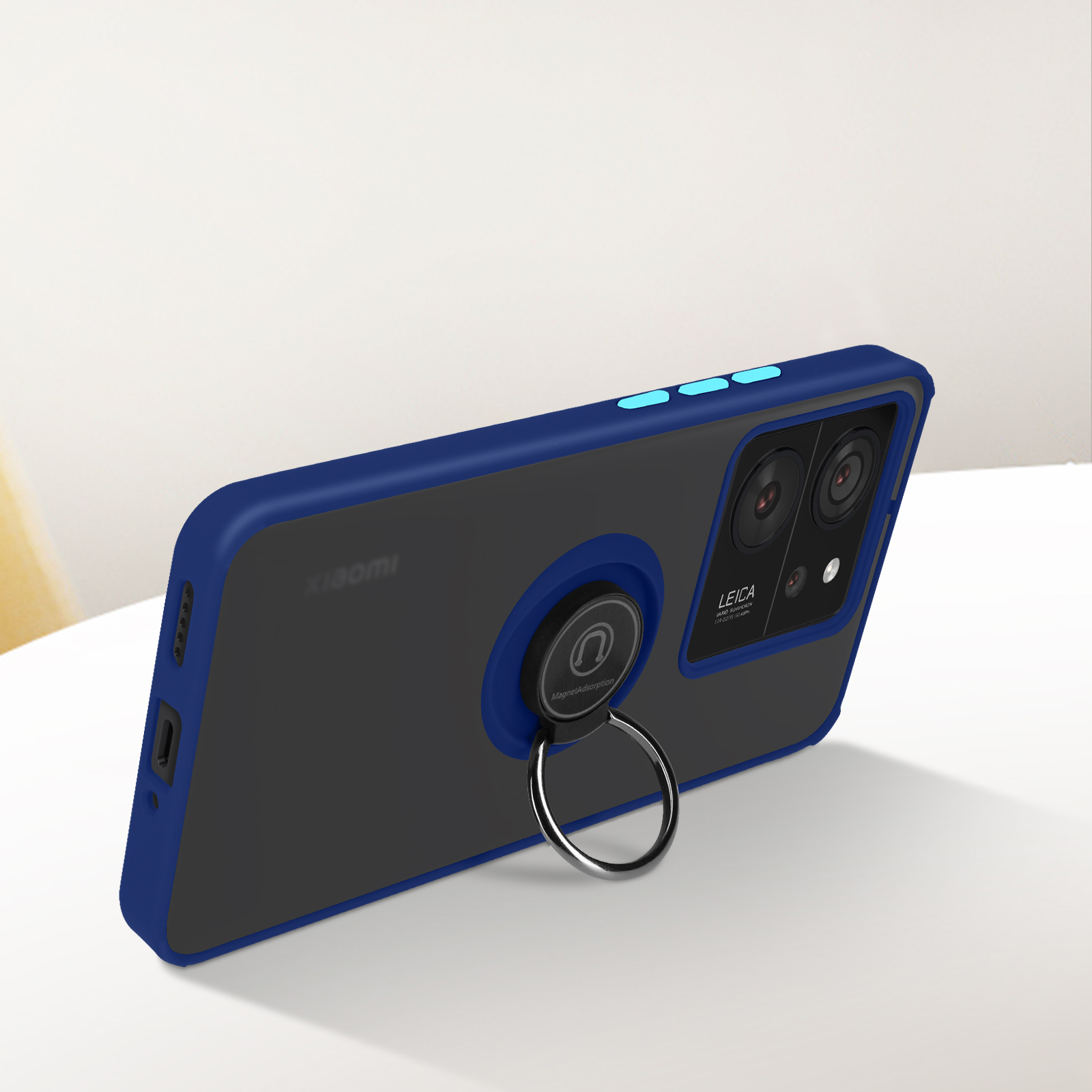 Een smartphonehoesje met een blauw frame, zwarte achterkant en een ringhouder.