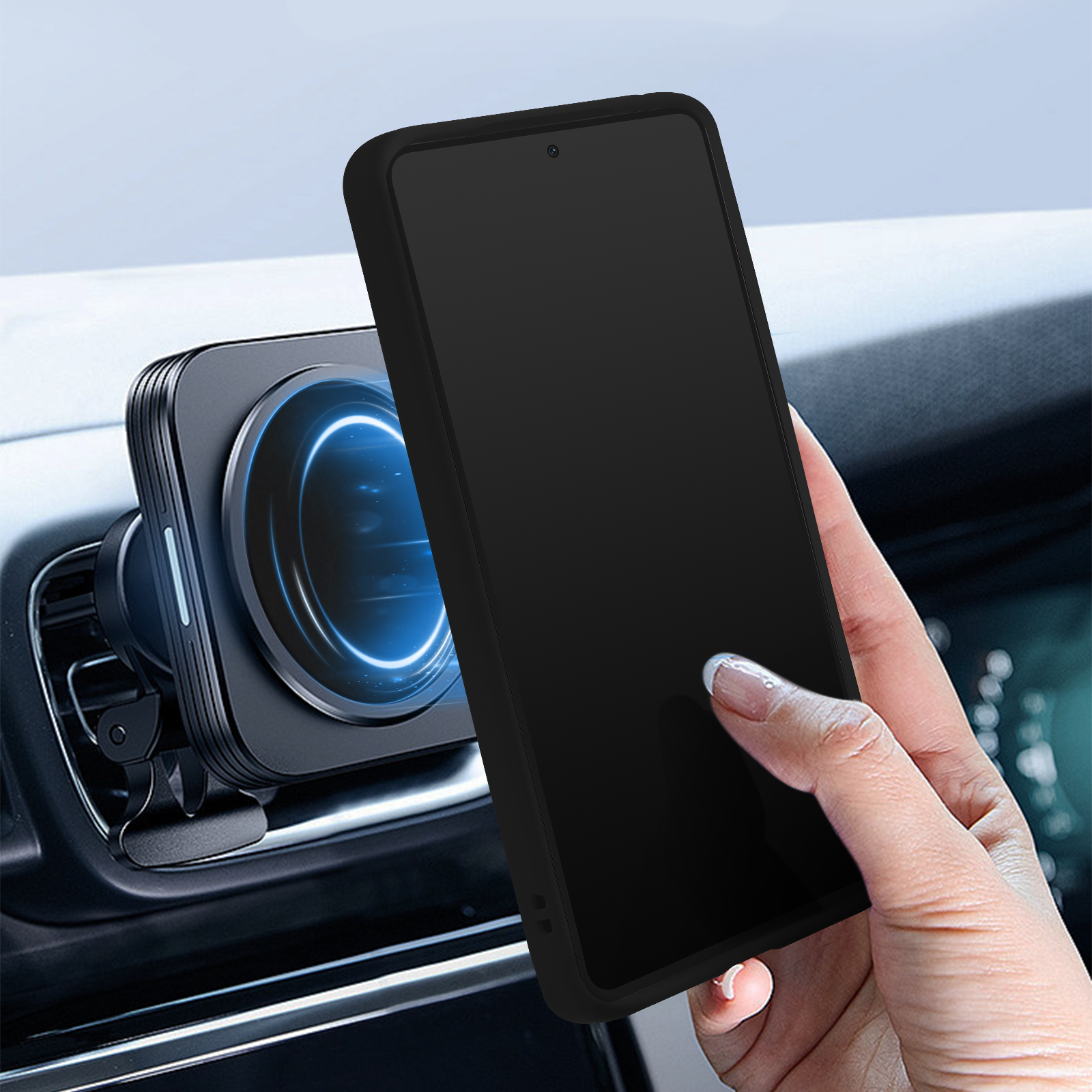 Un téléphone noir est tenu par une main à côté d'un support de téléphone de voiture. L'écran du téléphone est vierge.