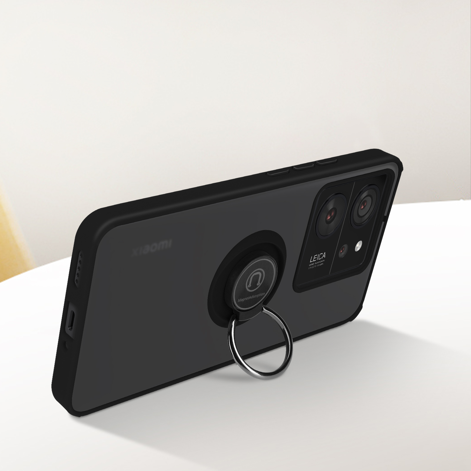 Un étui de téléphone avec un support d'anneau, avec un cadre noir et un dos noir.