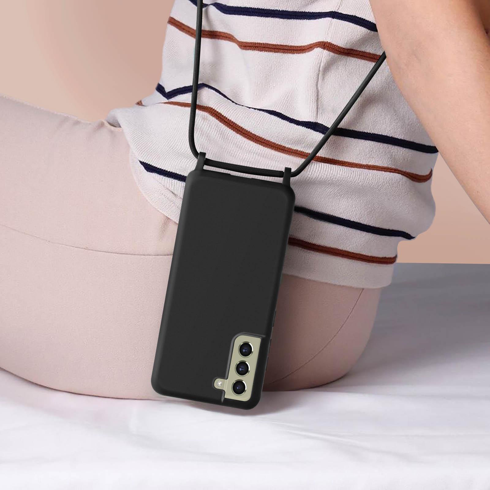 Una custodia nera per telefono con cordino, indossata al collo di una persona, con un telefono dentro.