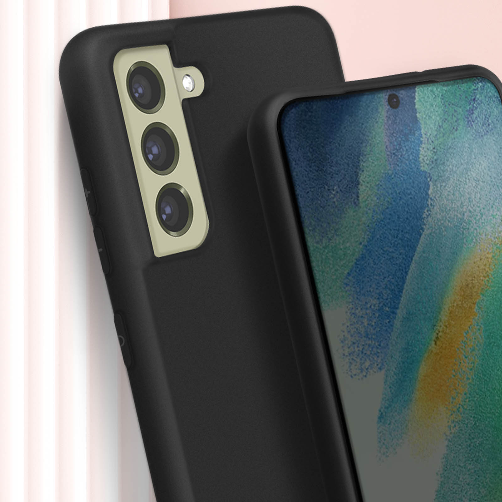 Primo piano di una custodia per telefono nera con un ritaglio per la fotocamera. Un altro telefono è sullo sfondo.