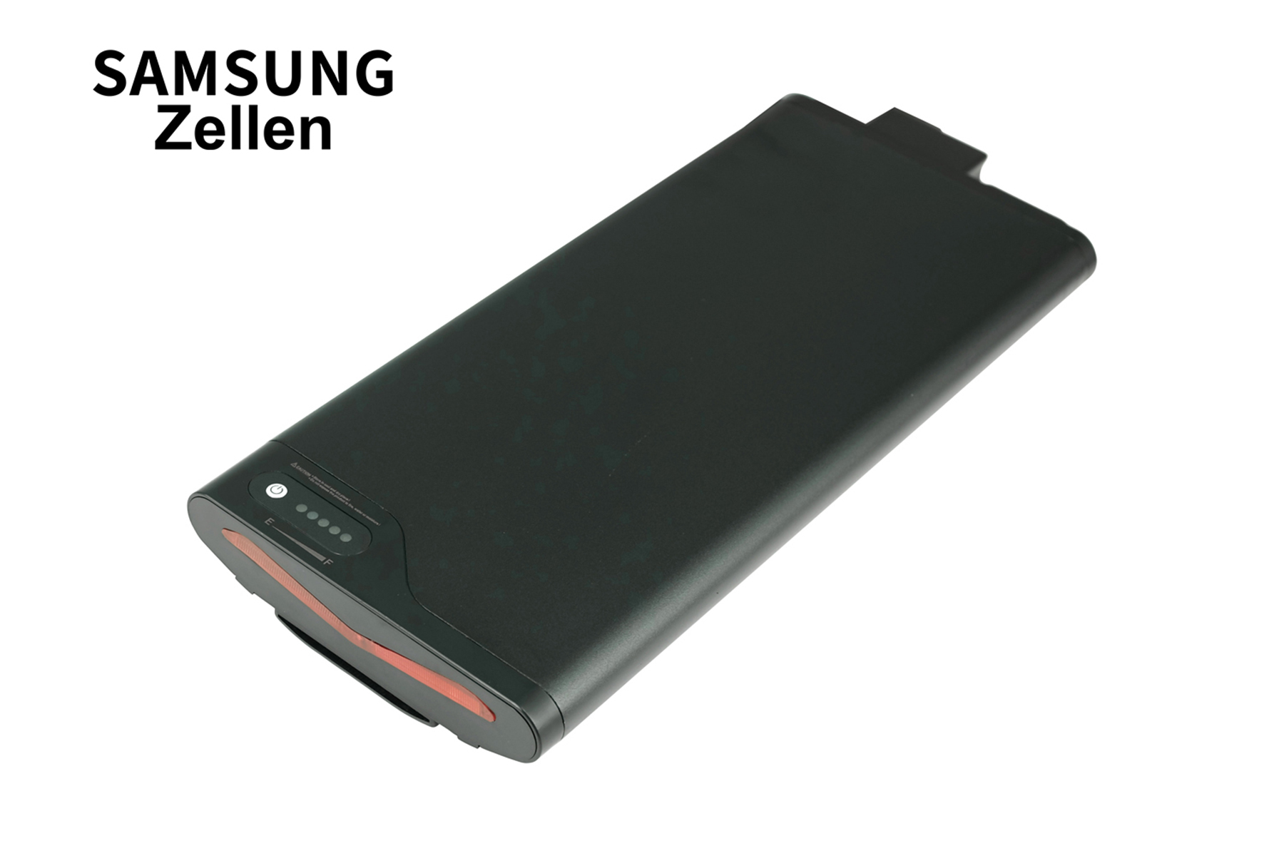 Schwarzes Akkupack mit roten Akzenten und einer Reihe von Lichtern. Das Etikett lautet SAMSUNG Zellen.