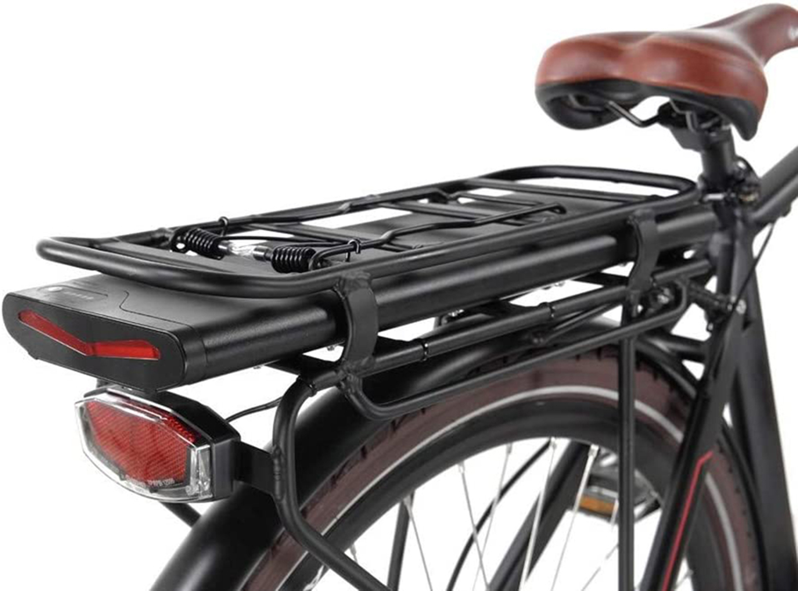 Schwarzer Fahrradgepäckträger mit Akku und Rücklicht. Das Fahrrad hat braune Reifen.
