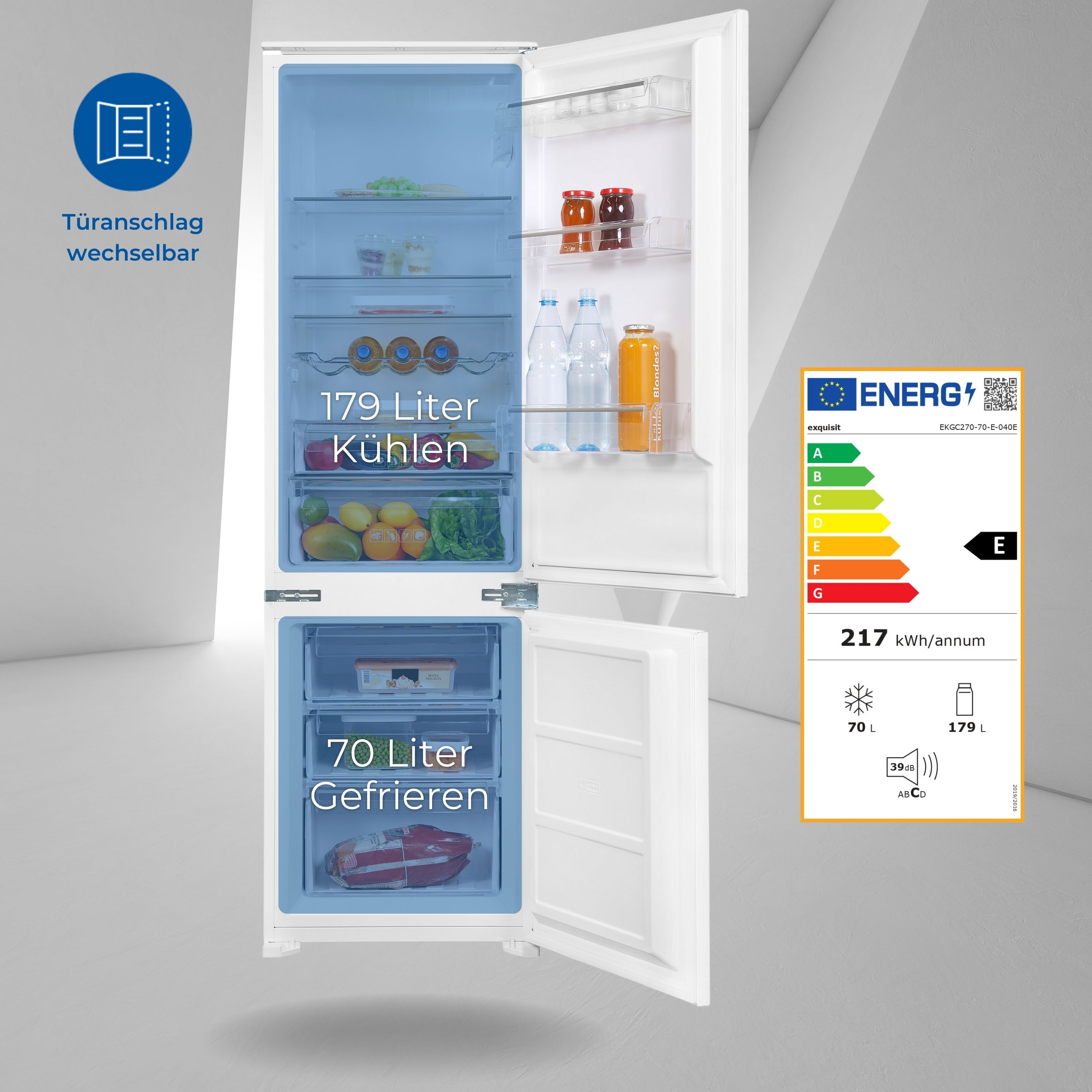 Weißer Kühlschrank, offen. Zeigt Fächer zum Kühlen und Gefrieren. Energieeffizienz-Label.