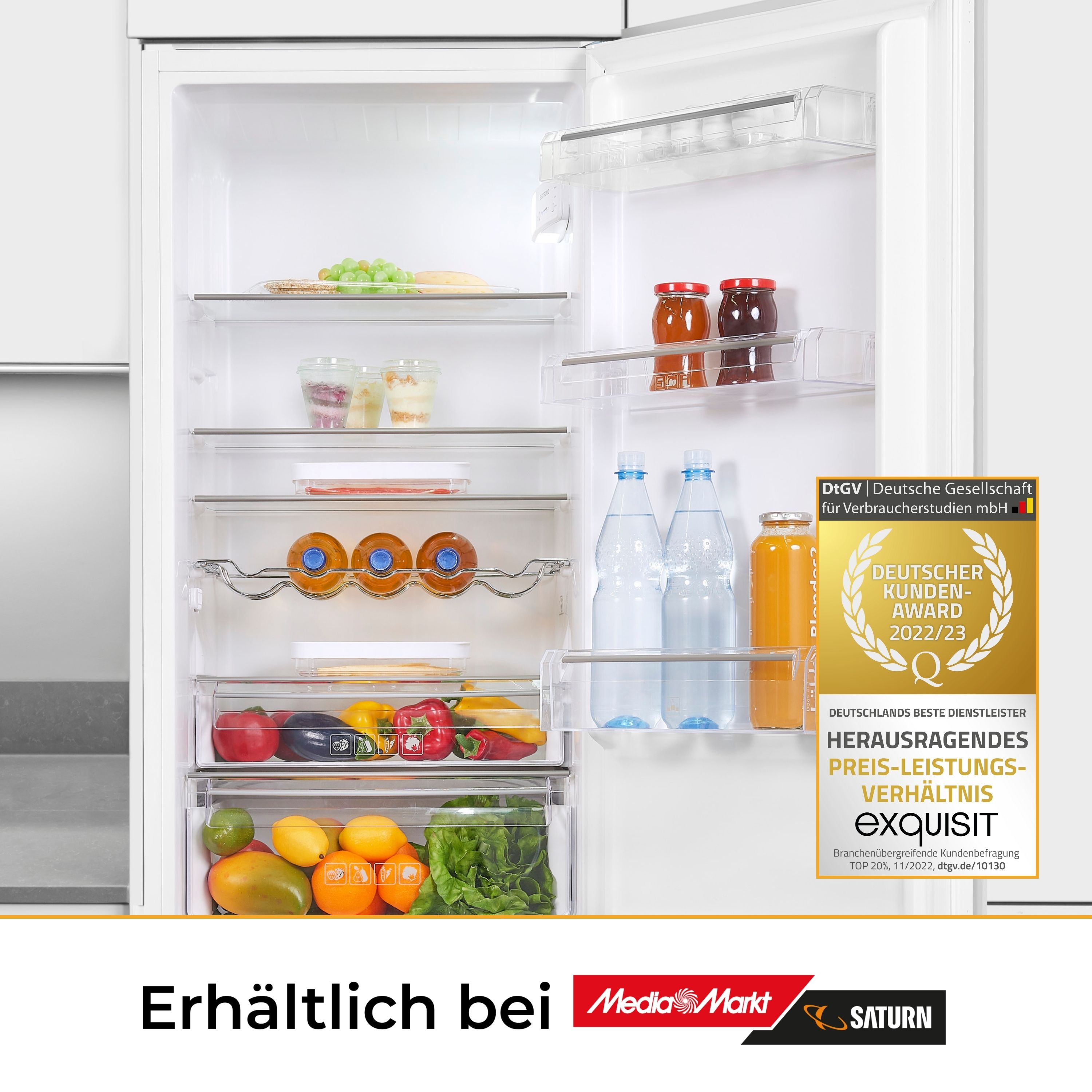 Kühlschrankinnenraum mit Regalen, Obst, Gläsern und Flaschen. Eine Kundenauszeichnung wird gezeigt.