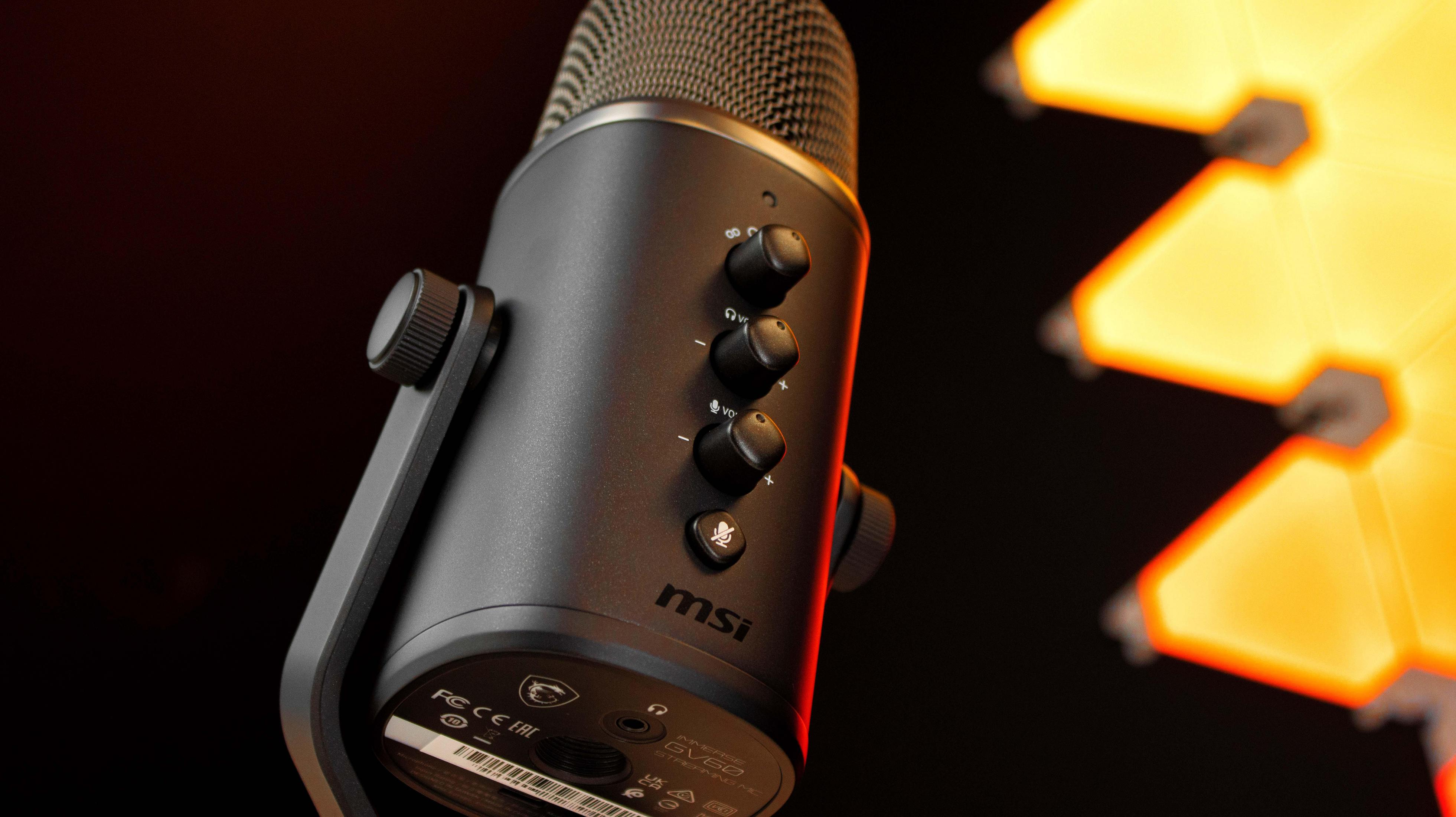 Schwarzes MSI-Mikrofon mit Knöpfen. Der Hintergrund ist dunkelrot und orange.