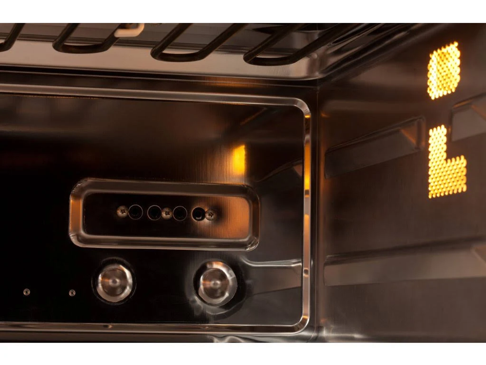 Binnenkant van een zwarte oven, met de verwarmingselementen en bedieningselementen.