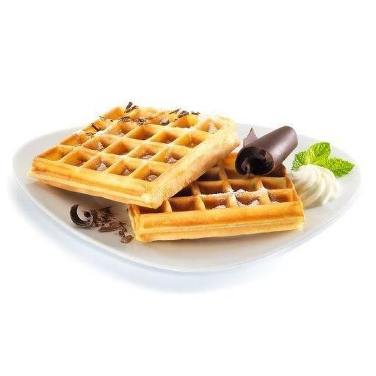 Waffle su un piatto bianco, con cioccolato, panna montata e foglie di menta. I waffle sono di colore marrone dorato.