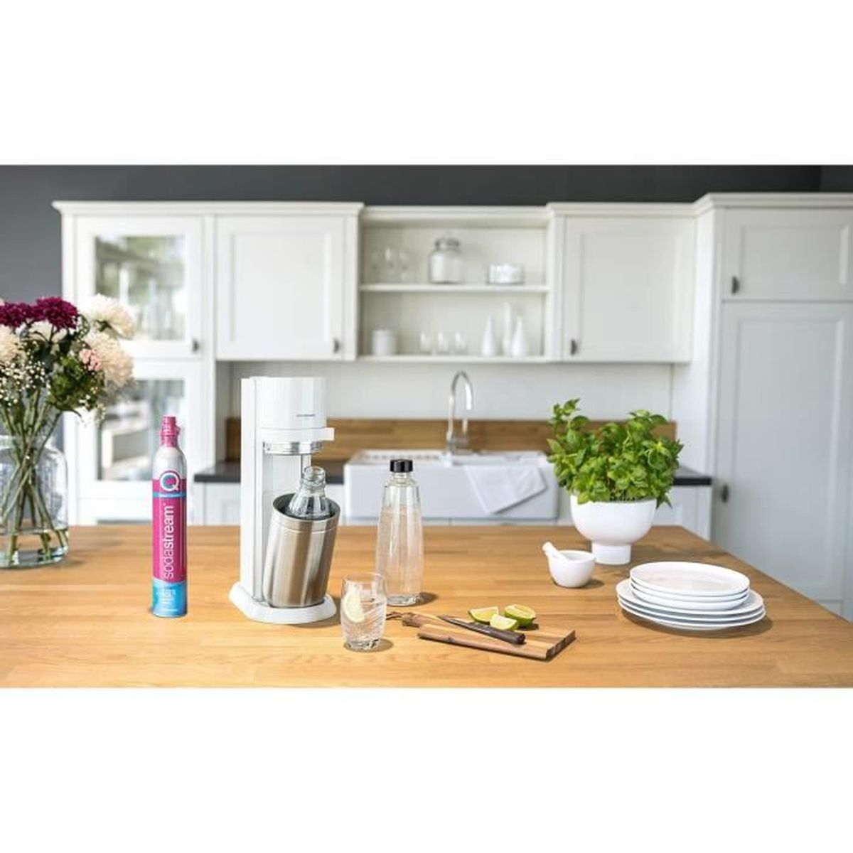 Una cucina con un SodaStream e accessori.