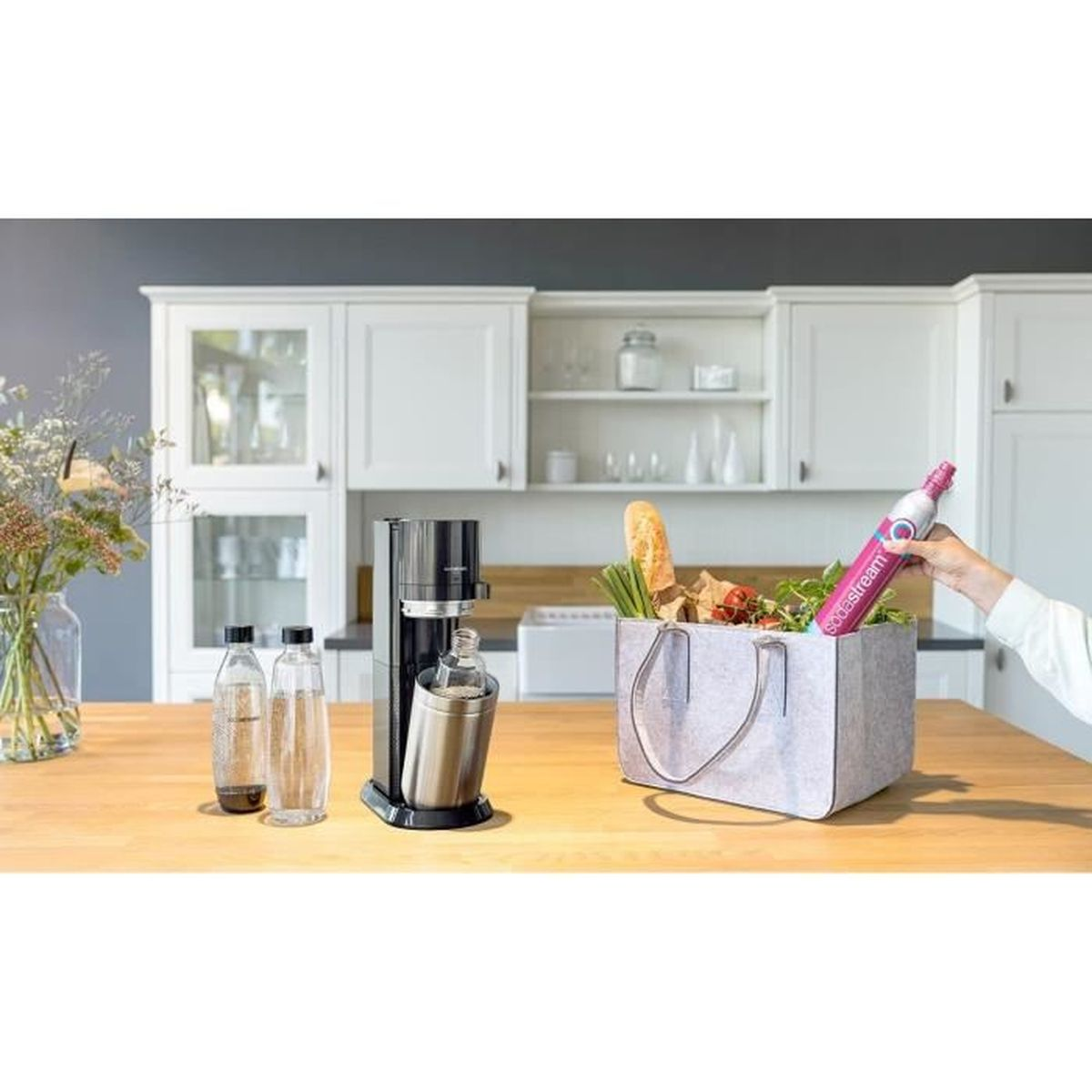 Una scena di cucina con una macchina SodaStream e accessori.