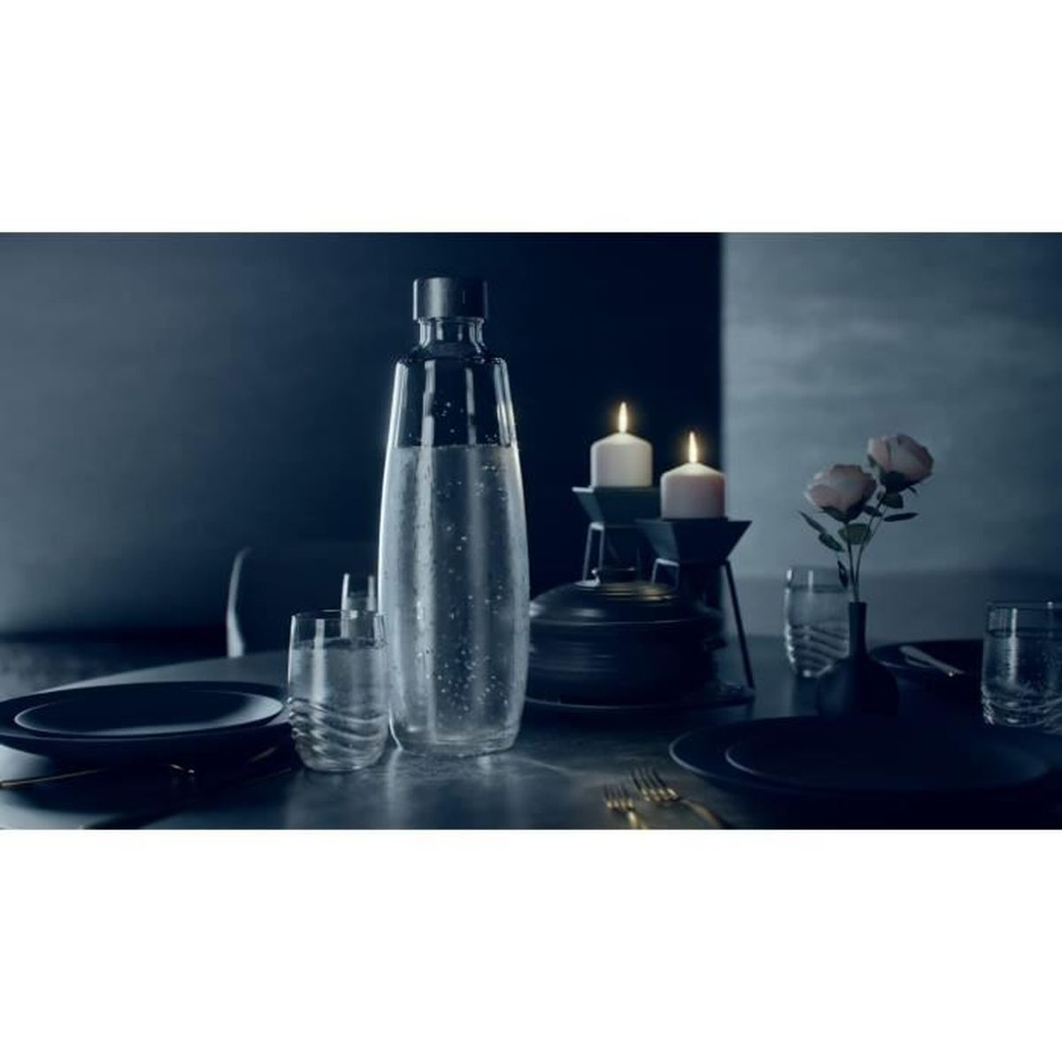 Un tavolo con bottiglia d'acqua, bicchieri, candele e fiori. La scena ha un'atmosfera scura ed elegante.