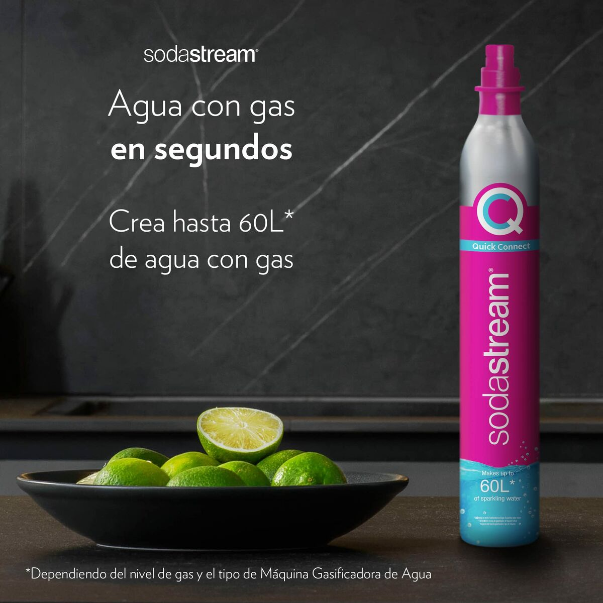 Bottiglia SodaStream con fette di lime e testo. Schema colori rosa e blu. Sfondo bianco.