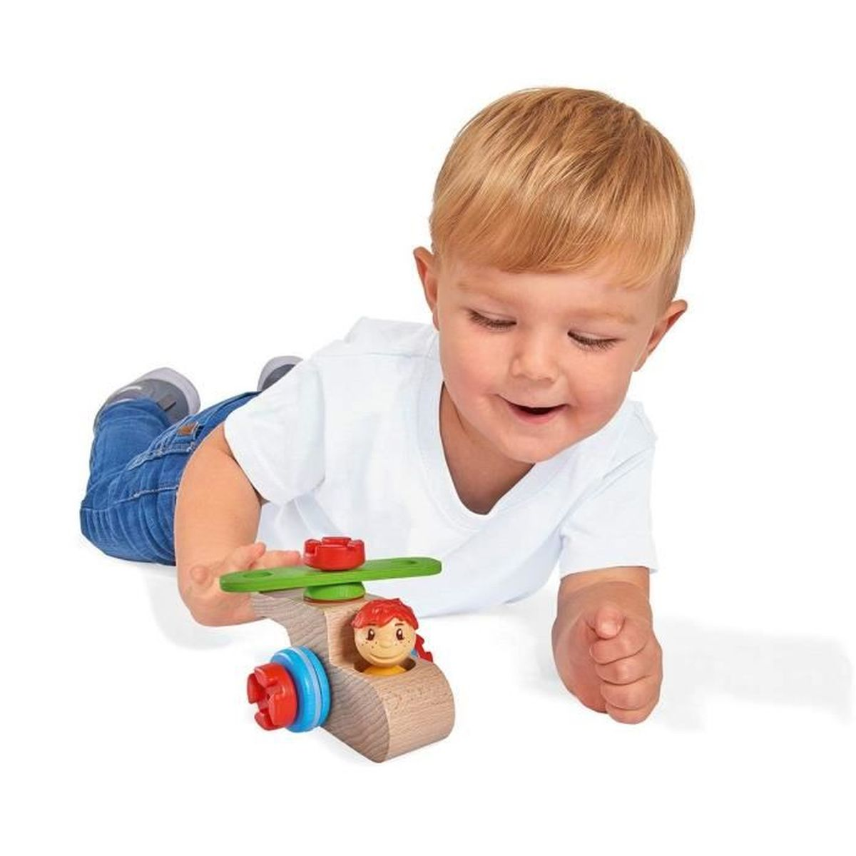 Niemowlę bawiące się drewnianym helikopterem z uśmiechniętą twarzą w kokpicie.